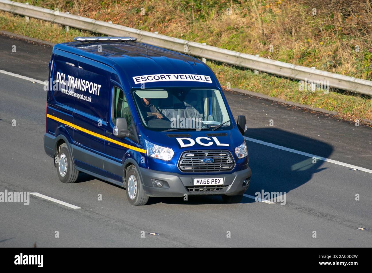 La DCL Escort veicolo; il traffico veicolare, trasporti, veicoli moderni, ford auto berlina, sud-bound motoring sulla M61, Regno Unito Foto Stock