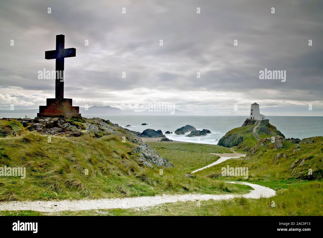 In corrispondenza della estremità di coda delle nostre Galles del Nord viaggio abbiamo scoperto noi stessi a Isola di Llanddwyn su uno dei due soli buona giornata di meteo durante tutta la settimana. Foto Stock