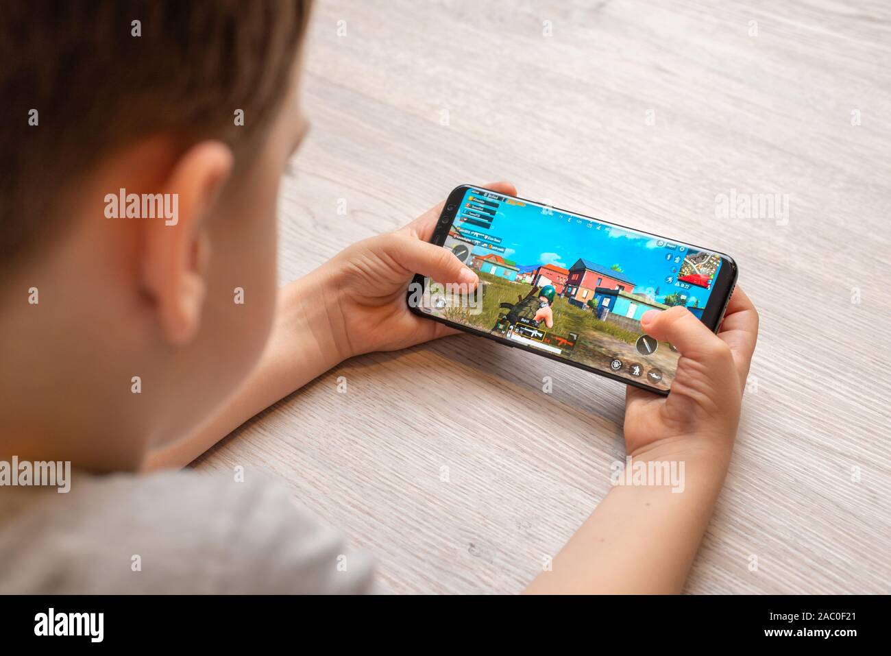 Sarajevo, Bosnia Erzegovina - 29 Novembre 2019: PlayerUnknown's Battlegrounds o PUBG gioco su moderne smart phone nelle mani del ragazzo Foto Stock