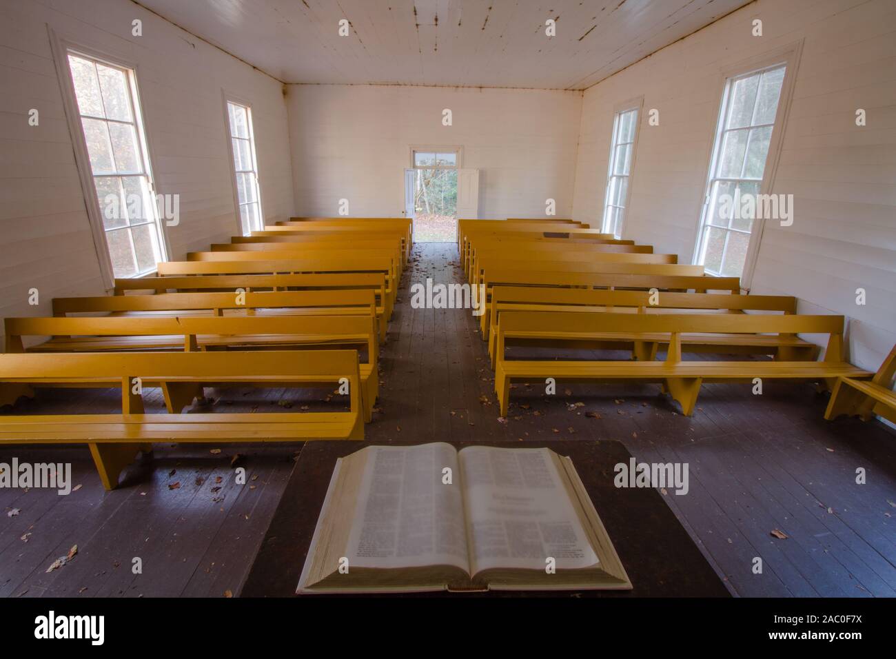 Una vista di una chiesa di campagna dal pulpito con un aprire la Bibbia. Foto Stock