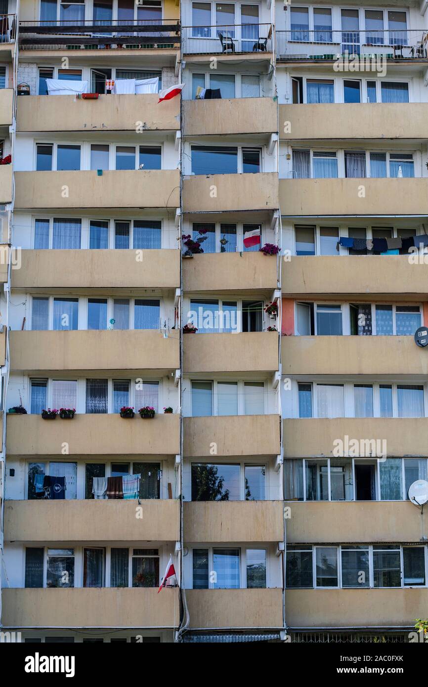 Il balcone di ogni camera di alloggiamento blocco note come Falowiec situato in Gdansk che l'Europa è il più grande edificio residenziale Foto Stock