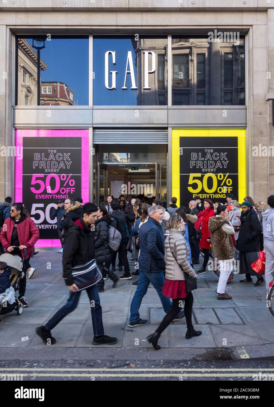 Londra, Inghilterra, Regno Unito. Il 29 novembre 2019. Venerdì nero 50% sconto al gap su Oxford Street, Londra © Benjamin John/ Alamy Live News. Foto Stock