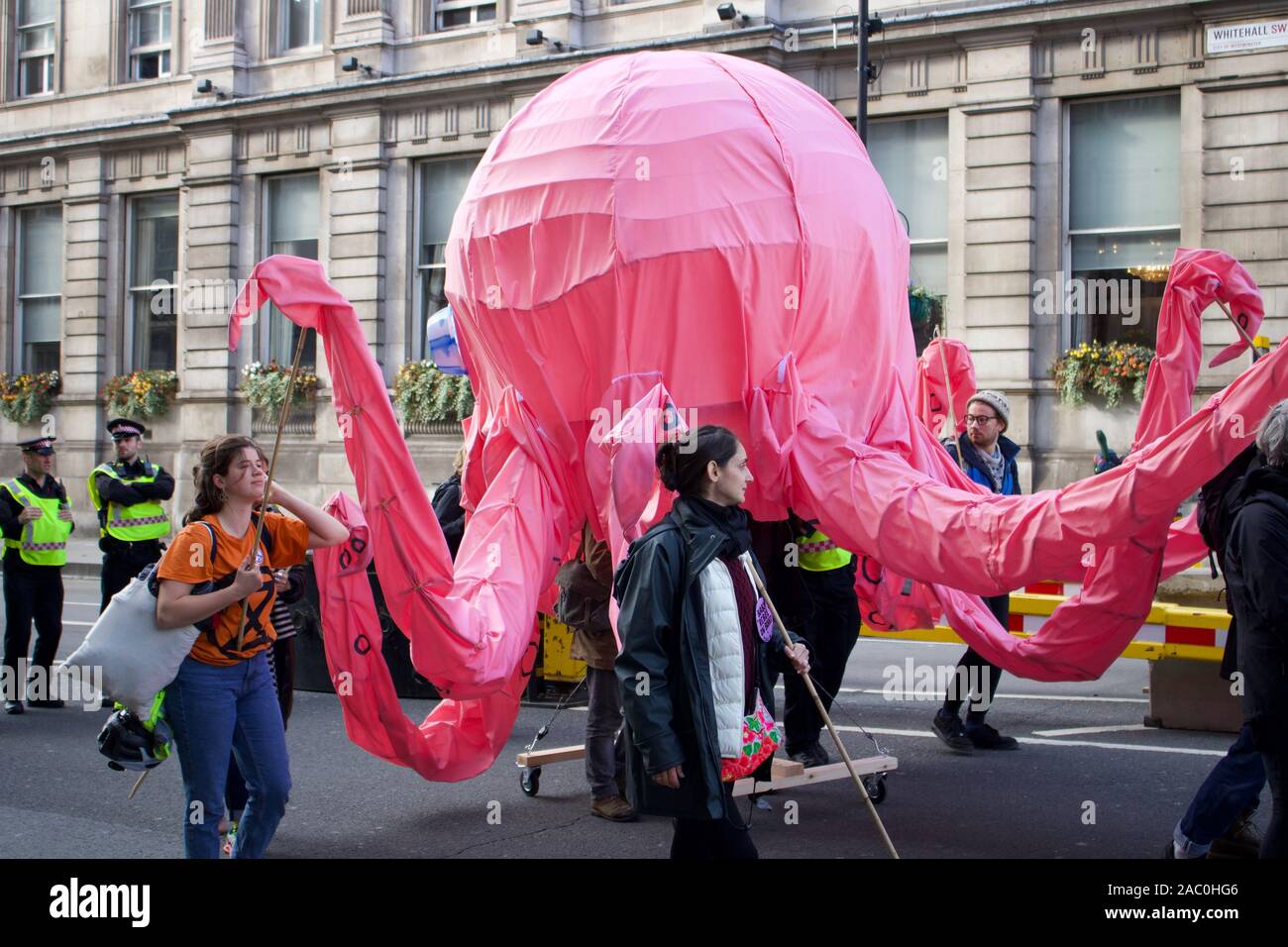 9 Ottobre 2019 - Whitehall, London, Regno Unito: estinzione della ribellione manifestanti octopus Foto Stock