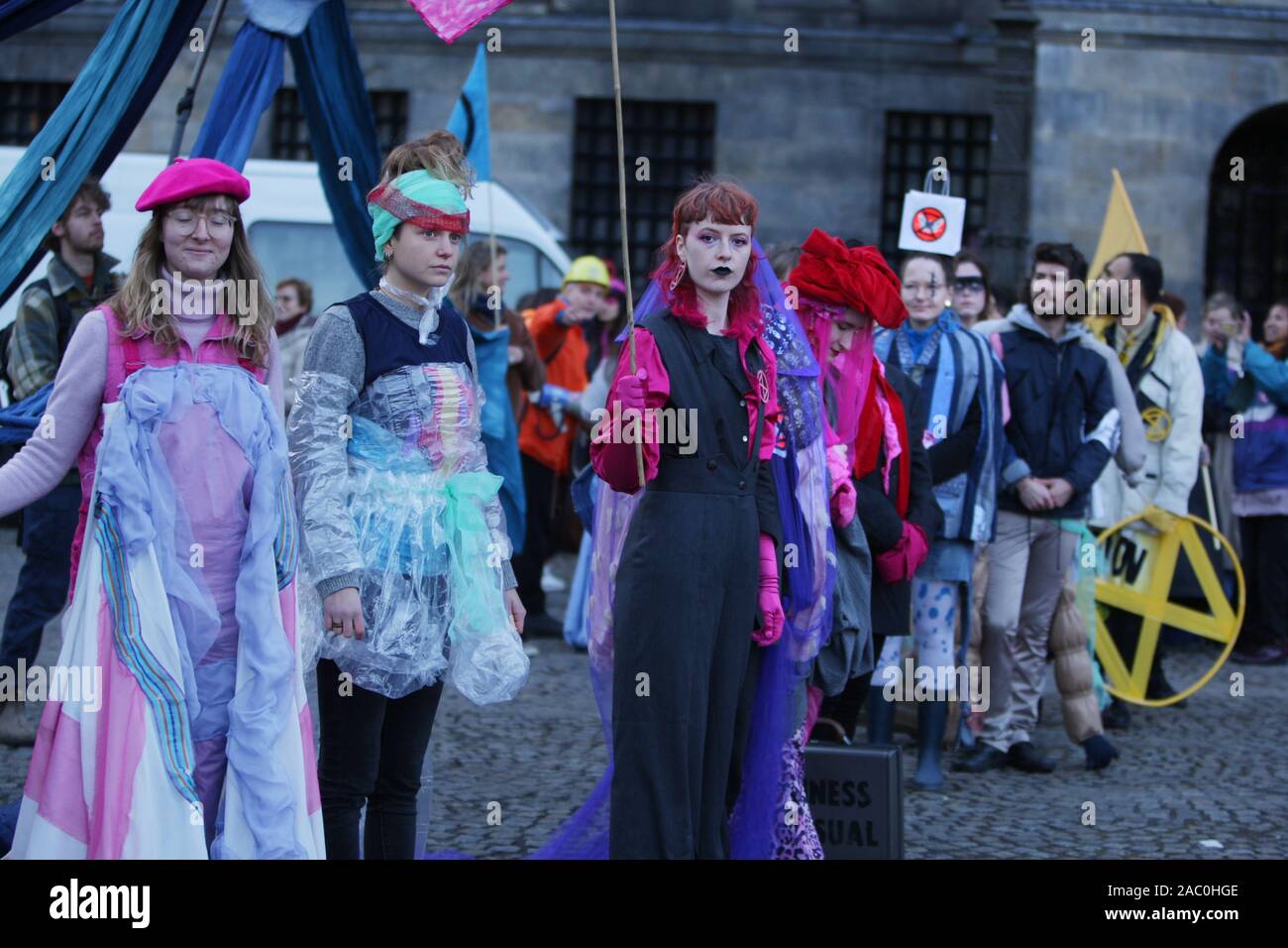 Estinzione della ribellione attivisti eseguire durante il 'Venerdì nero Rebellion' in Piazza Dam nel novembre 29, 2019 in Amsterdam, Paesi Bassi. Manifestanti cal Foto Stock