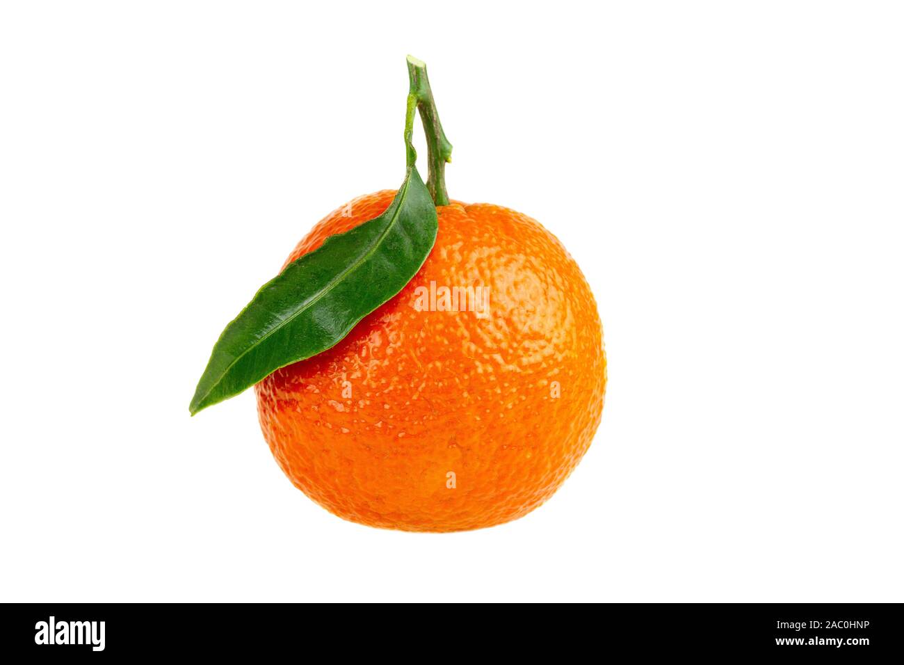 Un mandarino mandarino frutto isolato su bianco Foto Stock