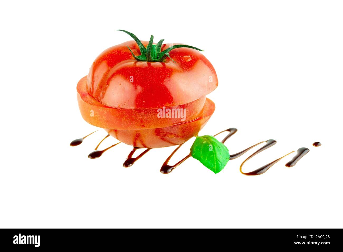 Cucina Italiana con pomodoro e basilico e aceto balsamico isolato su bianco Foto Stock