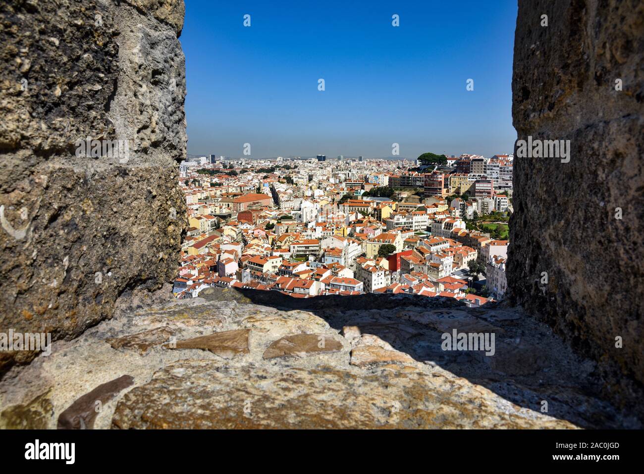 Vista su Lisbona su una mattina di sole dal Castelo de Sao Jorge. Foto Stock