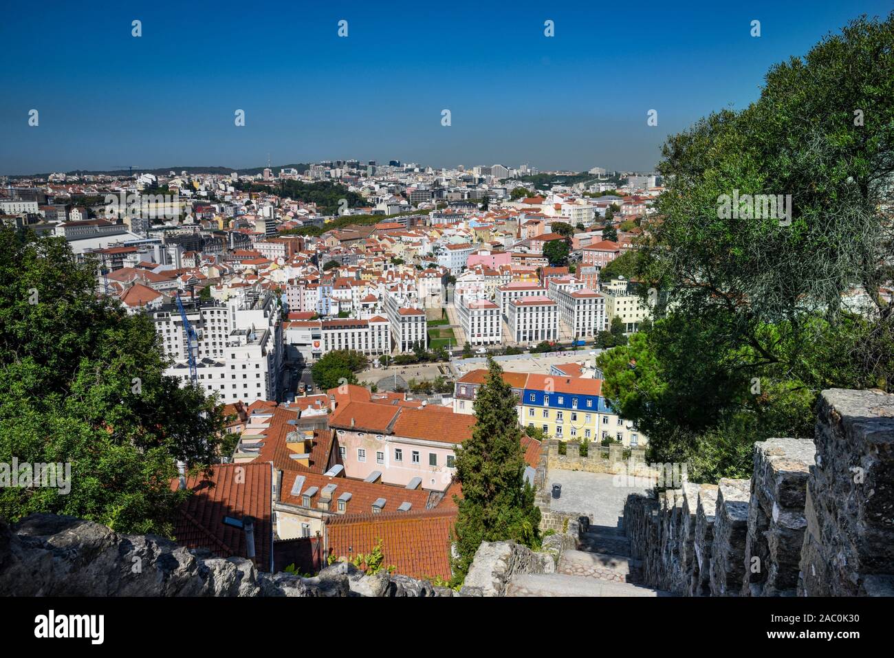 Vista su Lisbona su una mattina di sole dal Castelo de Sao Jorge. Foto Stock