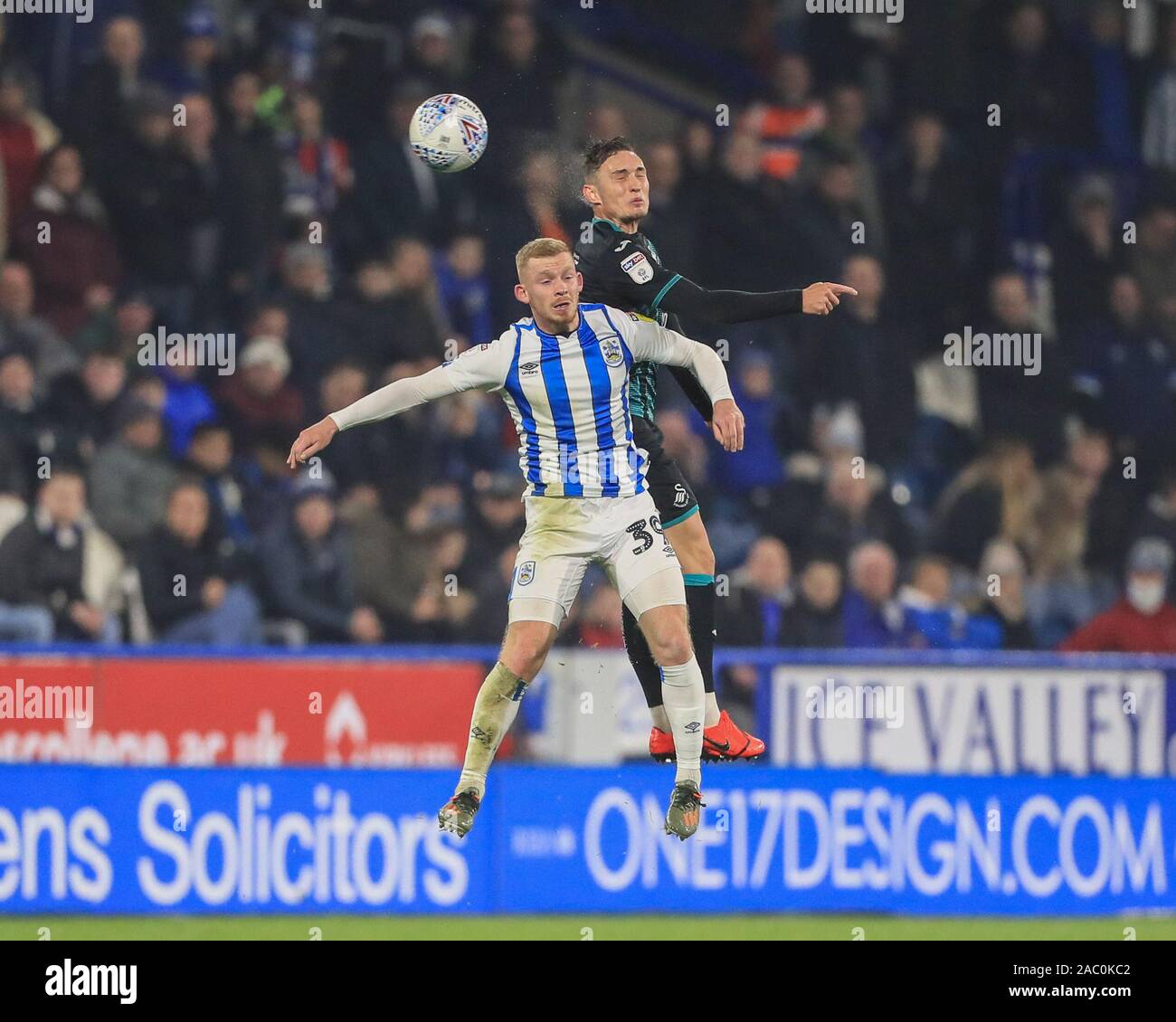 26 novembre 2019, John Smith's Stadium, Huddersfield, Inghilterra; Sky scommessa campionato, Huddersfield Town v Swansea City : Lewis O'Brien (39) di Huddersfield Town e Connor Roberts (23) di Swansea City dual per la sfera Credito: Mark Cosgrove/news immagini Foto Stock