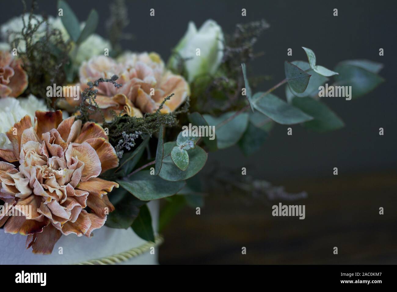 Una scatola con un bouquet vintage su uno sfondo scuro, il fuoco selettivo Foto Stock