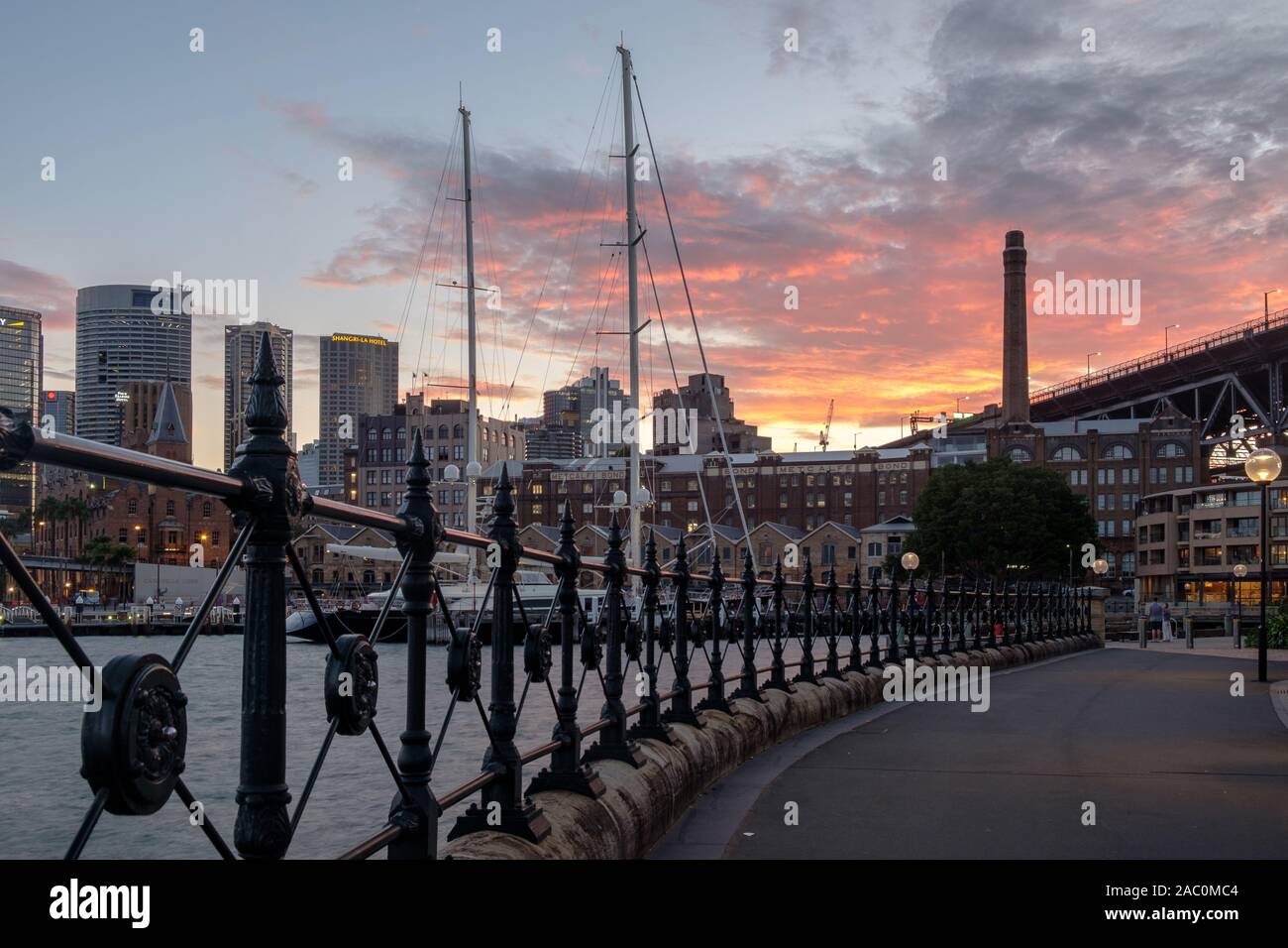 Incredibile tramonto a Sydney Harbour waterfront Foto Stock