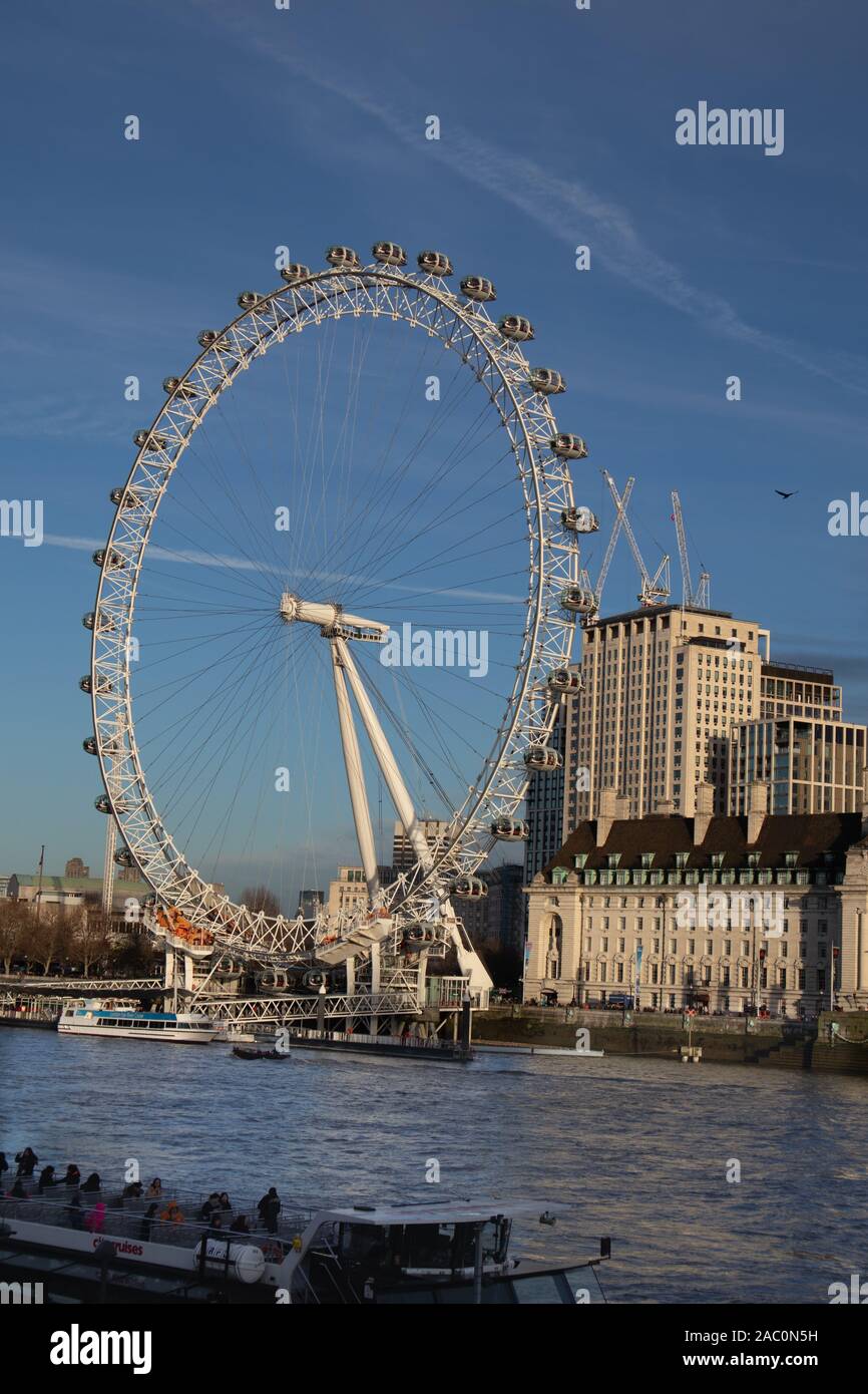 Vista sulla London Eye sulla riva sud del fiume Tamigi accanto a County Hall a Londra REGNO UNITO Foto Stock