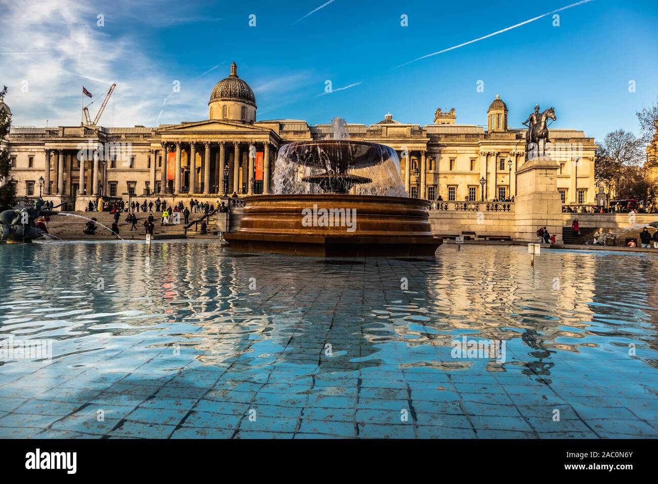 Vista iconica della fontana in Trafalgar Square e la National Gallery di Londra Inghilterra Foto Stock