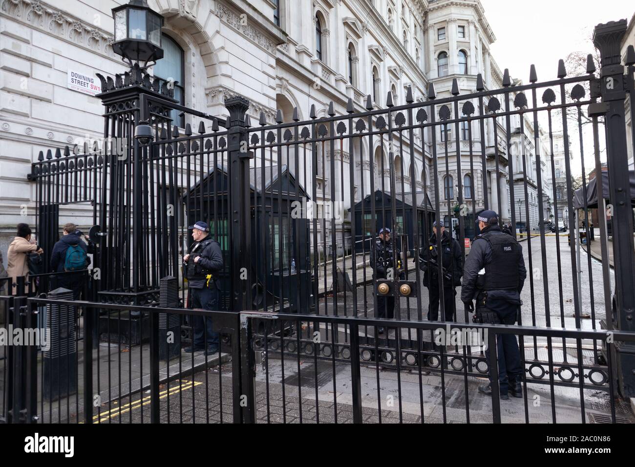 Alta sicurezza a Downing Street le residenze ufficiali e gli uffici del Primo Ministro del Regno Unito e il Cancelliere dello Scacchiere. Foto Stock