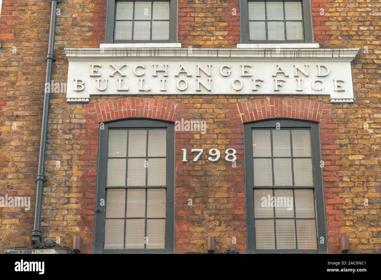 Vecchio scritte sulla parte anteriore dell'ex Exchange e bullion office a partire dal 1798 in Wardour Street. Soho Londra Foto Stock