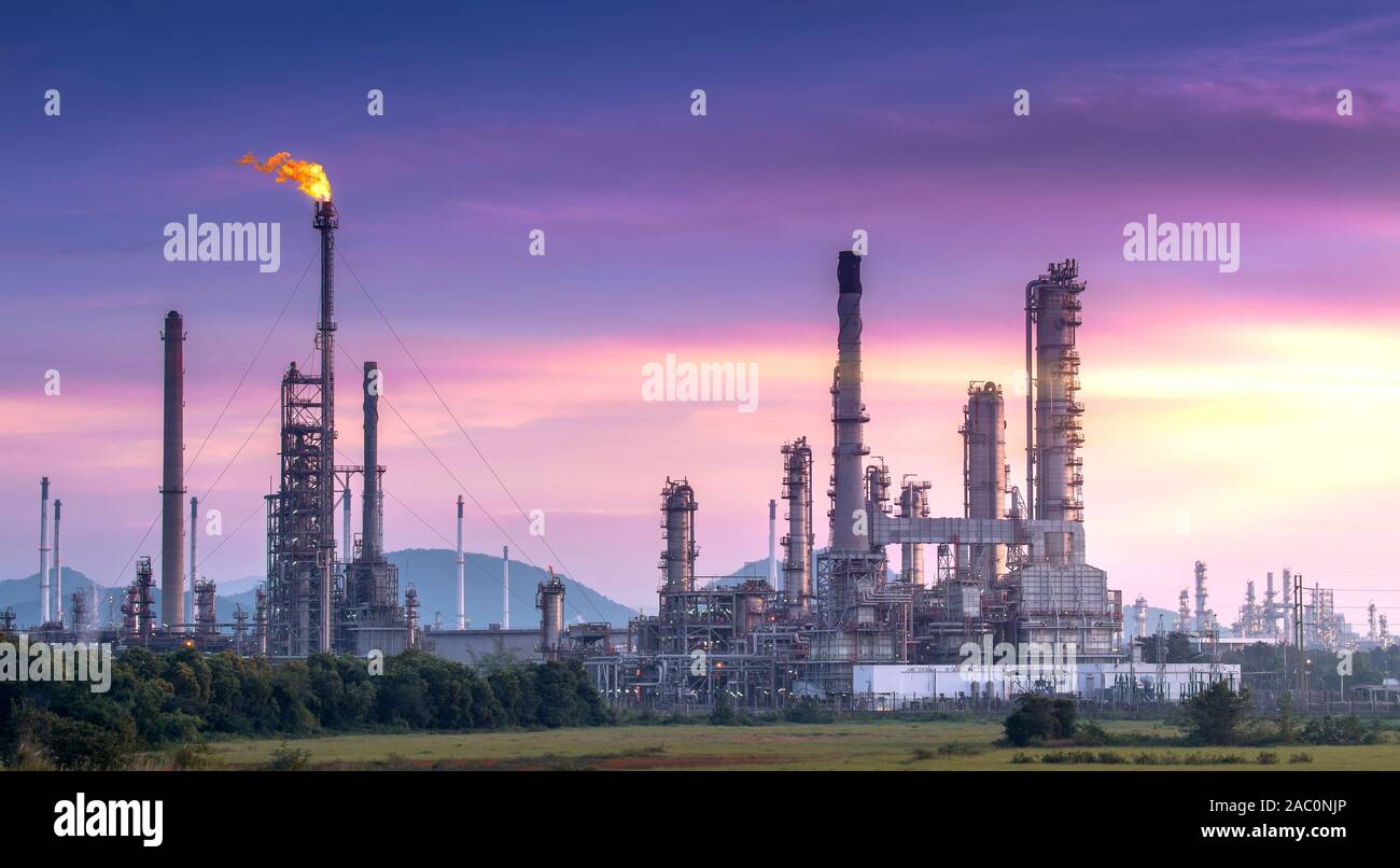 Panorama ampio angolo di grandi il petrolio e il gas di raffineria area industriale al crepuscolo. Foto Stock