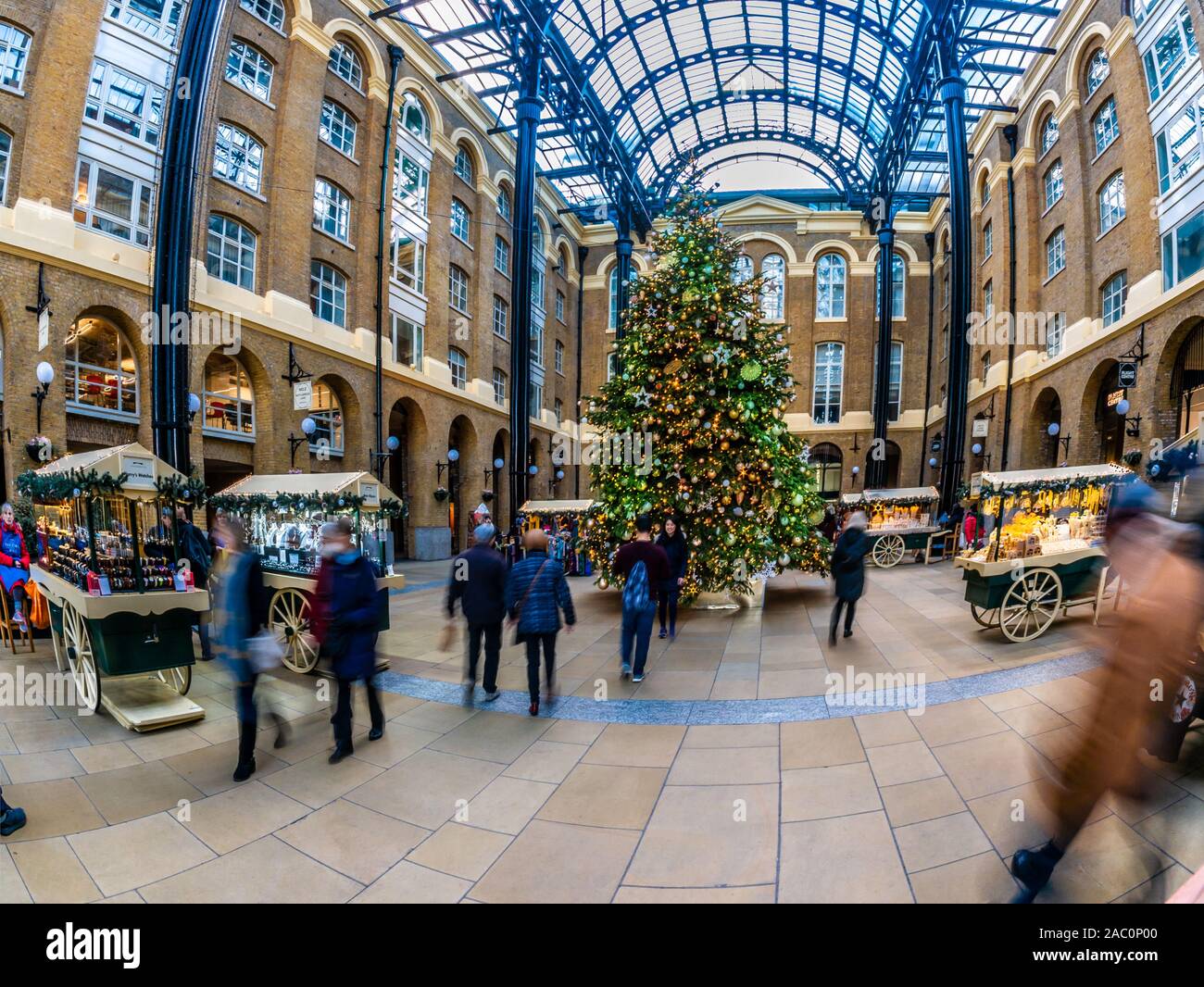 London, England, Regno Unito - 29 Novembre 2019: albero di Natale decorato all'aperto in un giorno di tempo, celebrando la vacanza invernale in un posto bellissimo in più Lond Foto Stock