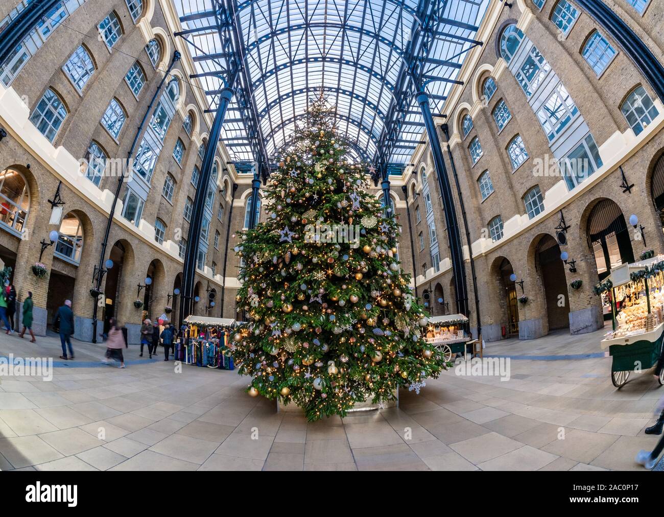 Albero di Natale decorato all'aperto in un giorno di tempo, celebrare la vacanza invernale in una bella Hay's Galleria Place di Londra in Inghilterra Foto Stock