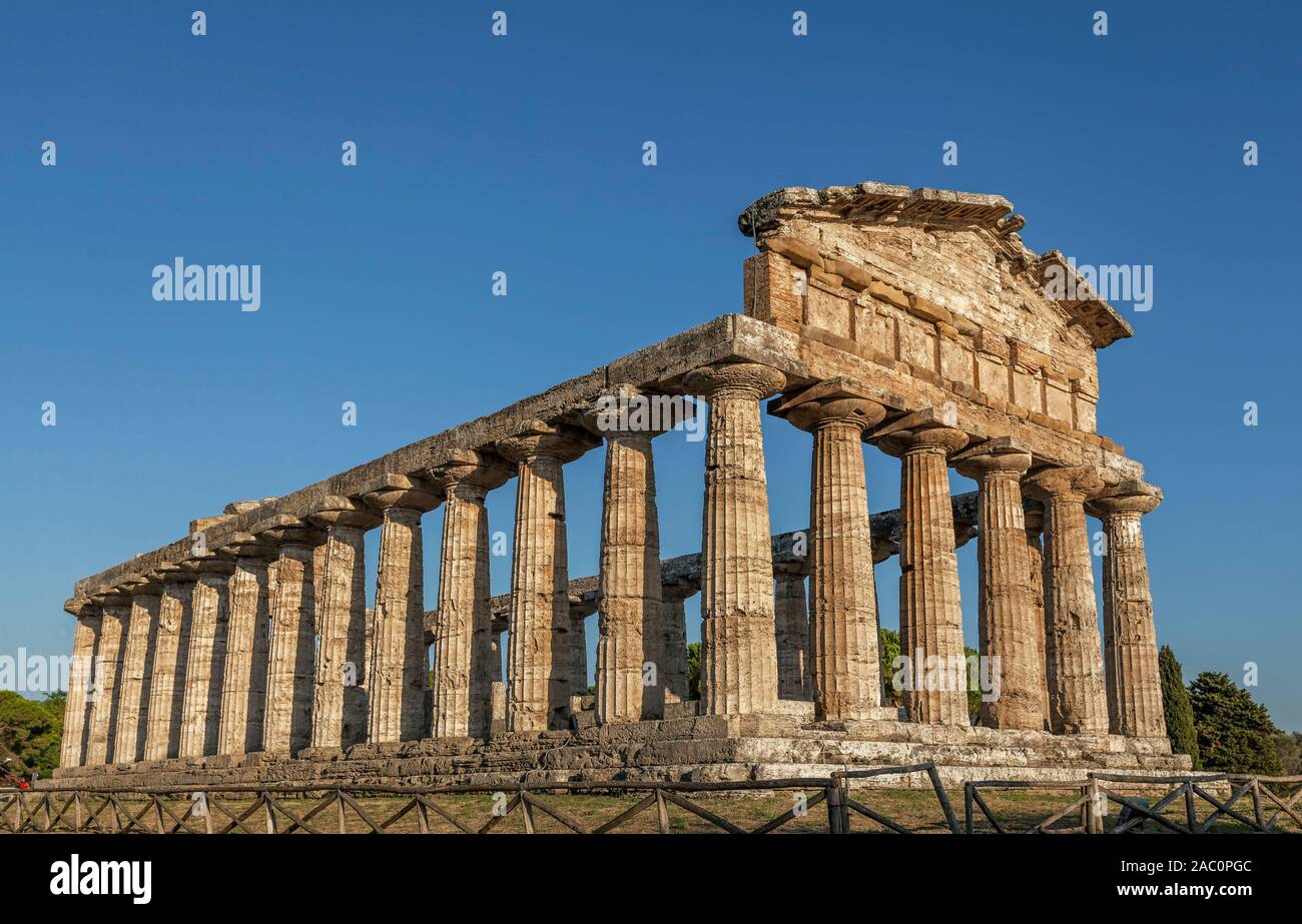 Il Tempio greco di Atena o Cerere, Paestum Sito Archeologico, Sito Patrimonio Mondiale dell'Unesco, il Parco Nazionale del Cilento, Salerno, Campania, Italia, UE Foto Stock