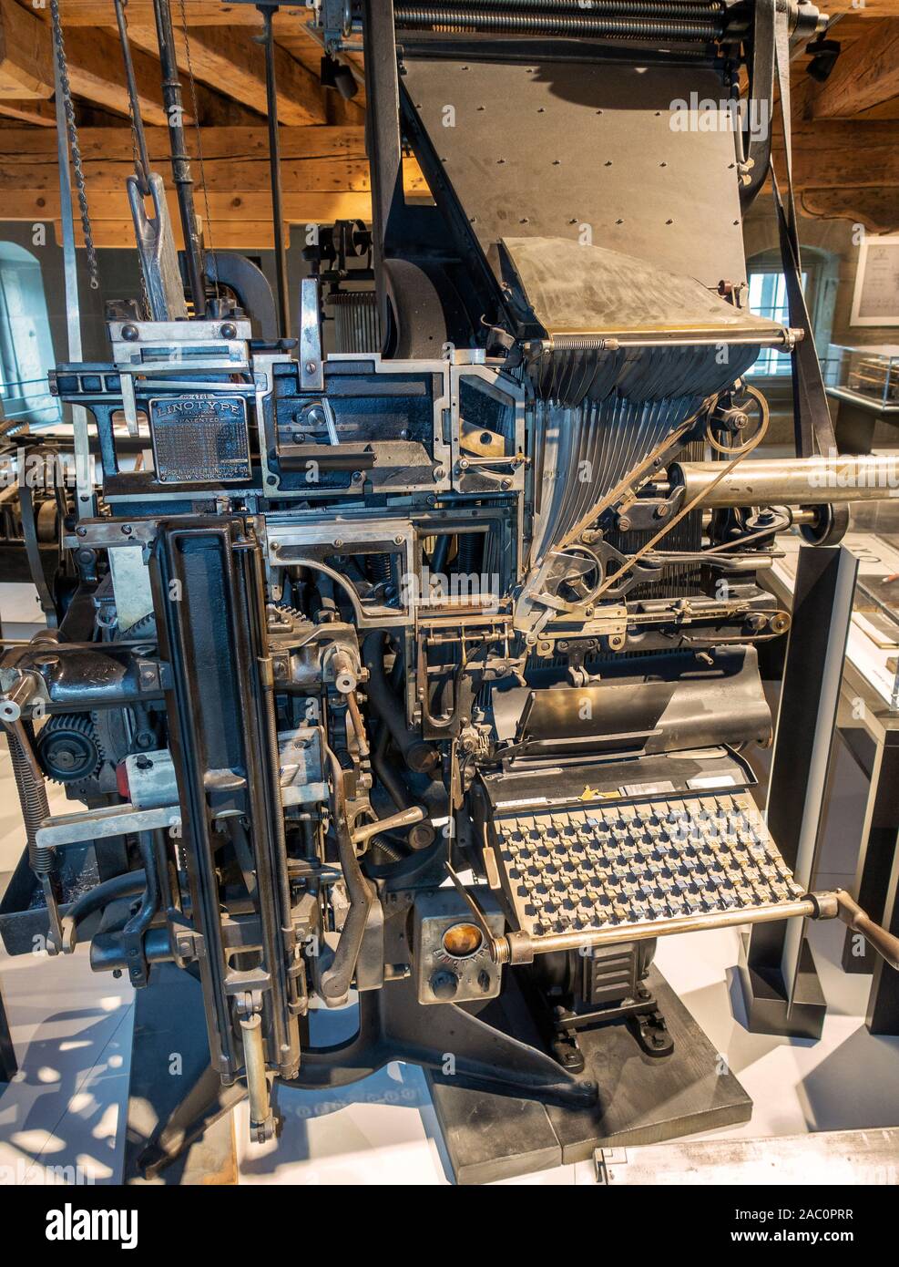 La Svizzera, Friburgo, Musee Gutenberg Museum, interni presentano, Linotype macchina tipografica Foto Stock