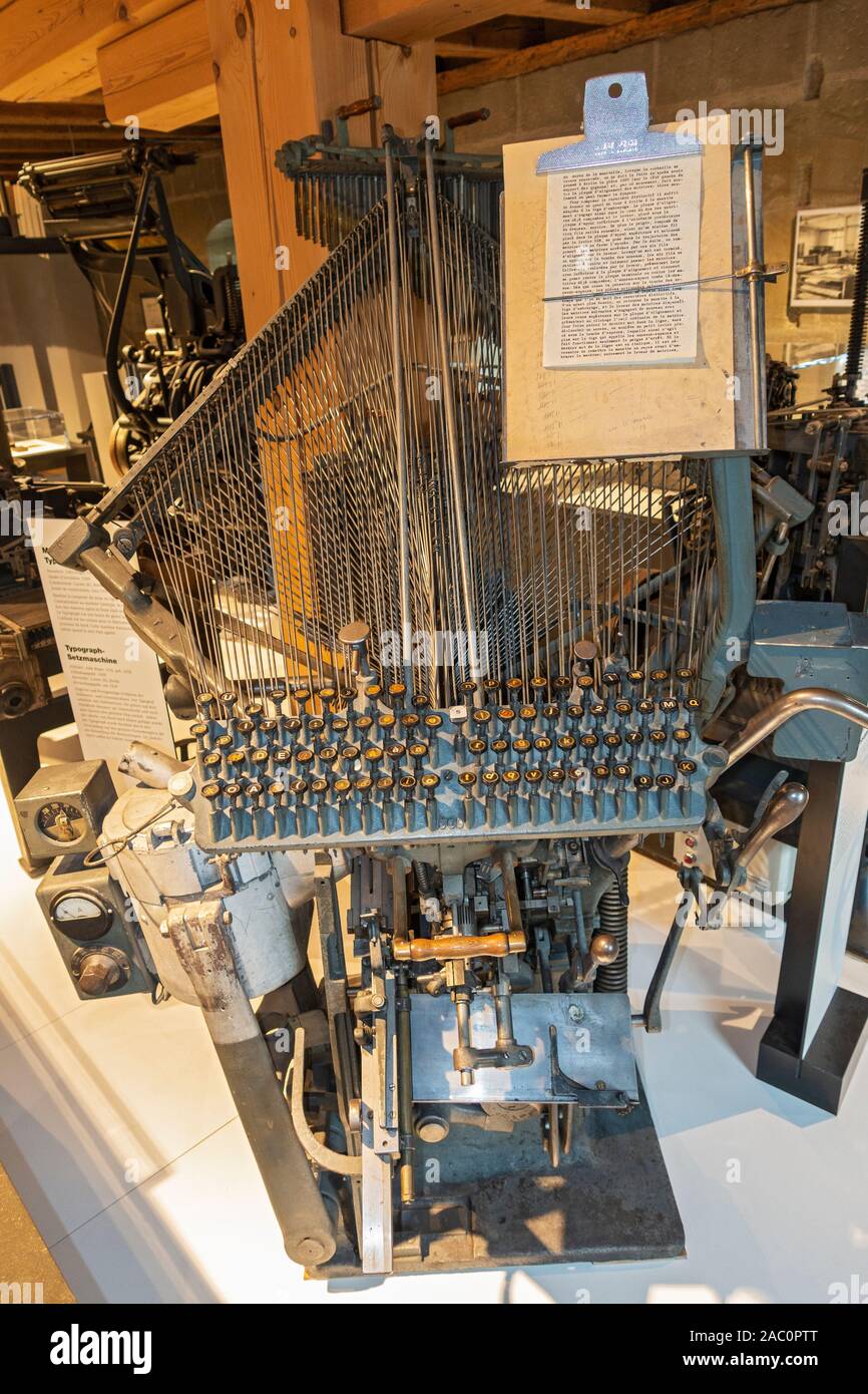 La Svizzera, Friburgo, Musee Gutenberg Museum, interni presentano, macchina di typesetting, tastiera Foto Stock