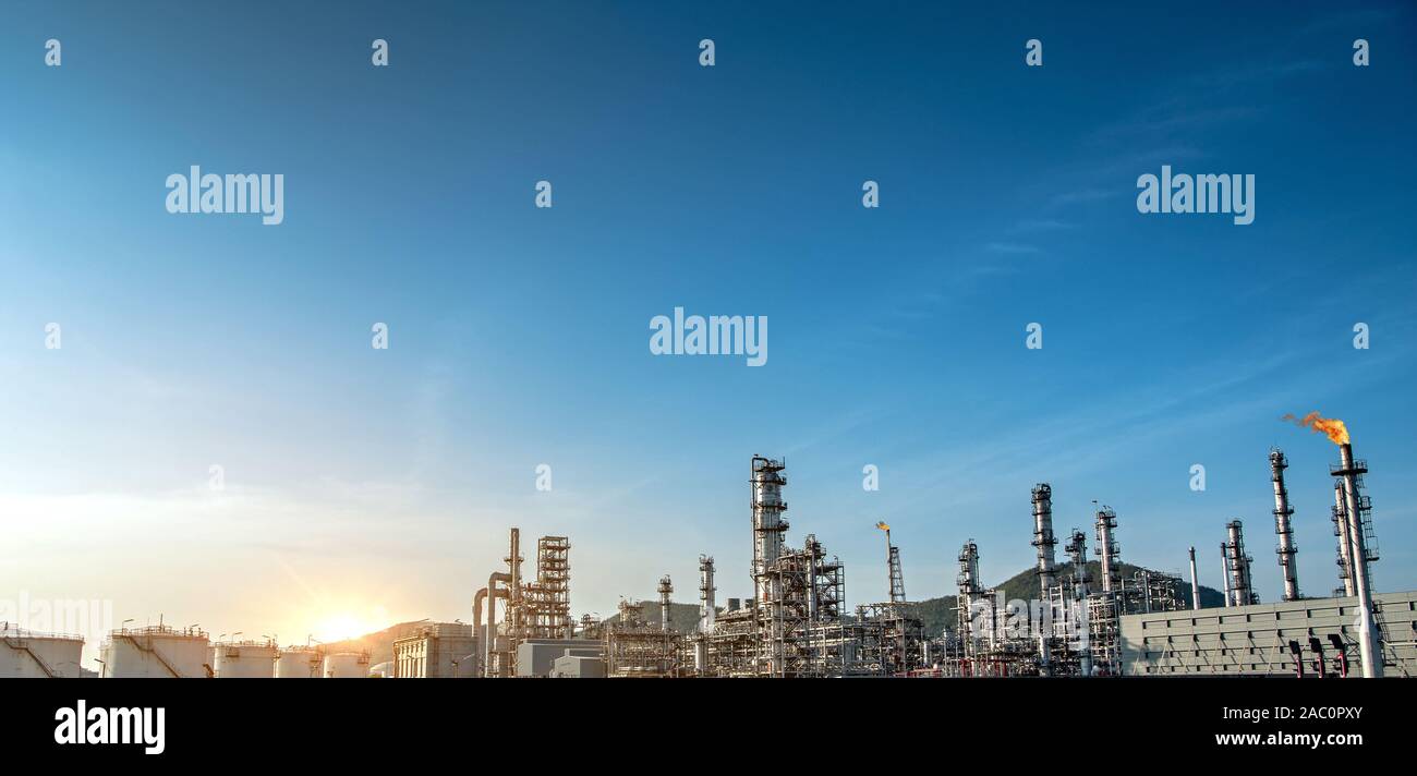 Petrolio e gas industriali zona di raffineria,dettaglio di apparecchiature oleodotto di acciaio con valvola dal grande serbatoio di accumulo di olio Foto Stock