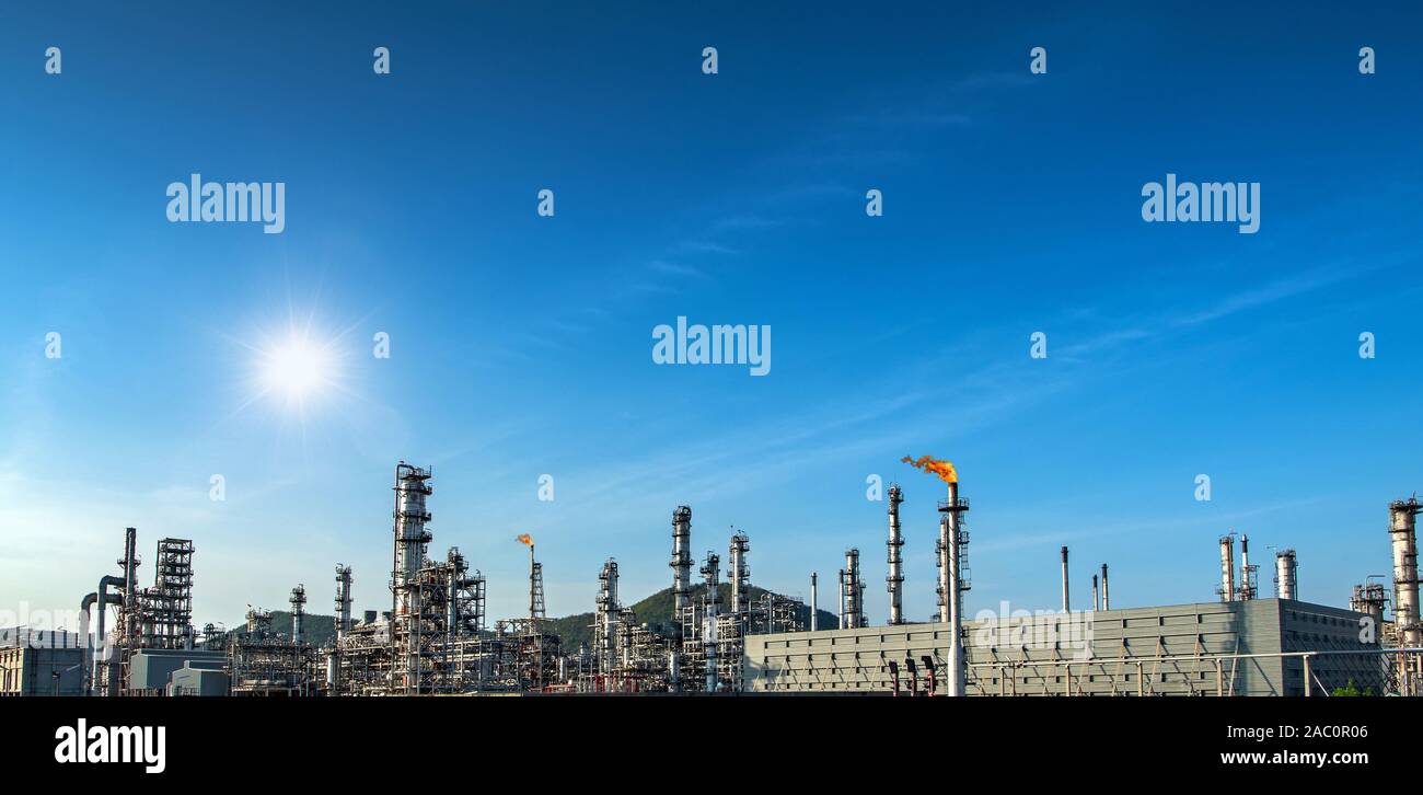 Petrolio e gas industriali zona di raffineria,dettaglio di apparecchiature oleodotto di acciaio con valvola dal grande serbatoio di accumulo di olio Foto Stock