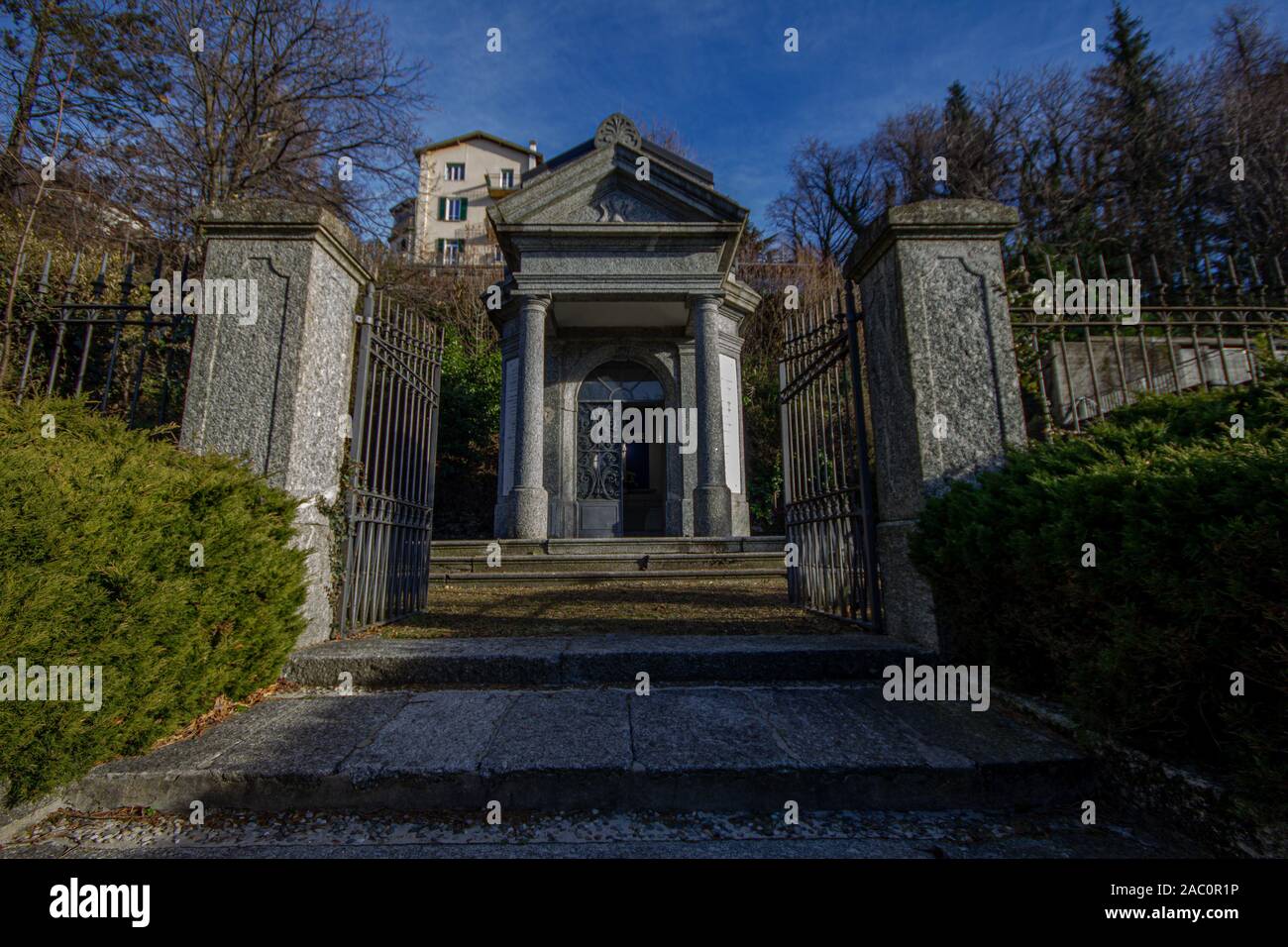 L'ingresso della cripta nella tomba tra la porta di ferro e le lapidi. Como Foto Stock