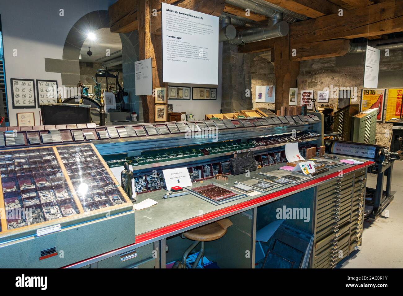 La Svizzera, Friburgo, Musee Gutenberg Museum, studio utilizzata per le istruzioni di stampa e fare la stampa manuale di impostazione del tipo di scrivania Foto Stock