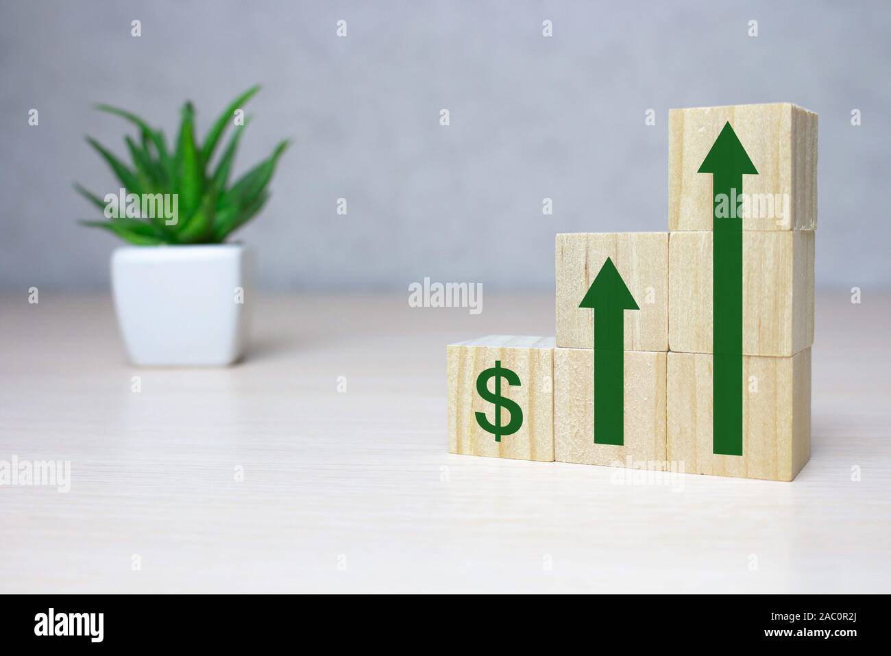 Cubo di legno stack come un grafico con le frecce che puntano in alto su sfondo bianco. Concetto di crescita e di successo o salita il successo dello sviluppo e business Foto Stock