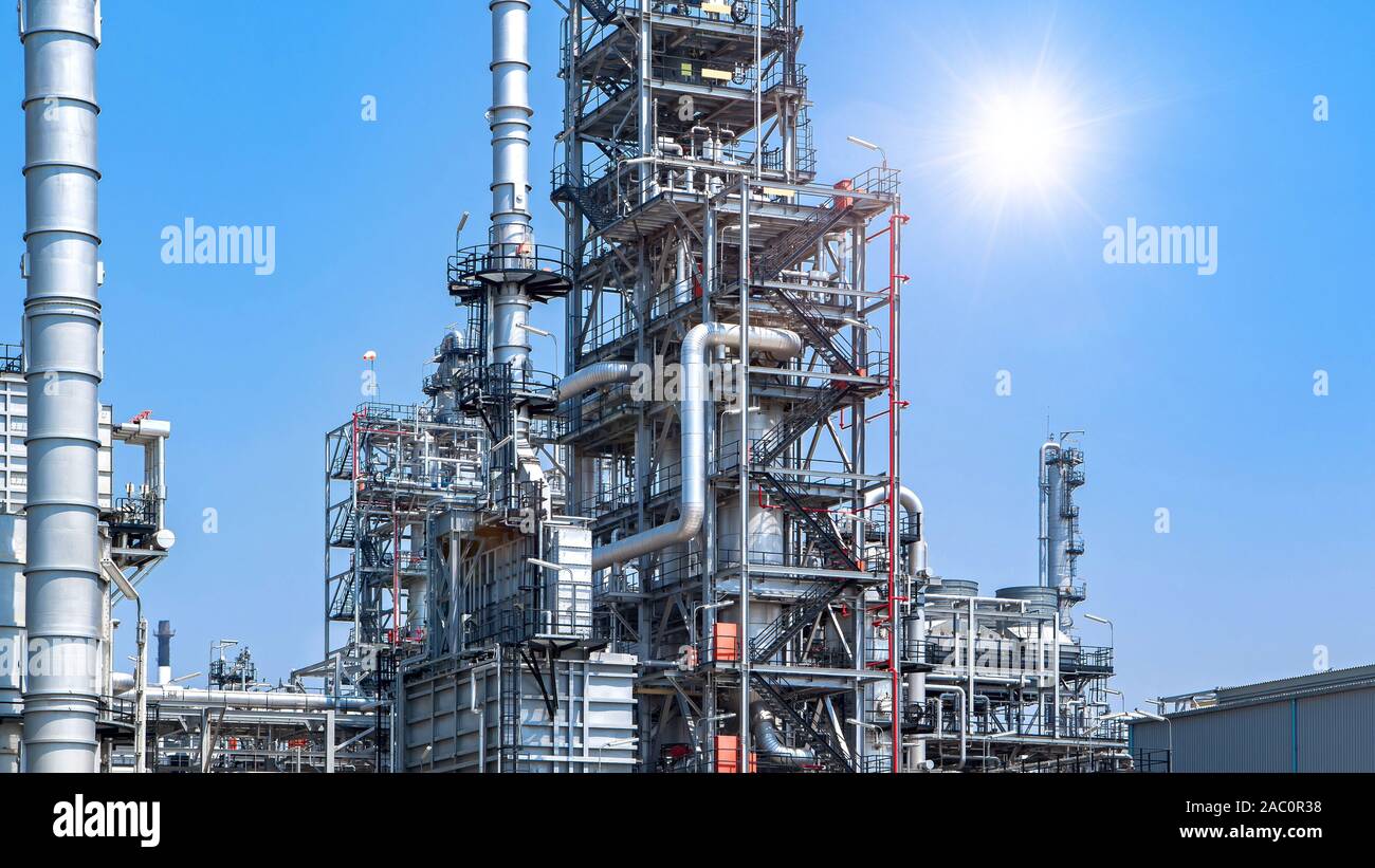 Petrolio e gas industriali zona di raffineria,dettaglio di apparecchiature oleodotto di acciaio con valvola dal grande serbatoio di accumulo di olio Foto Stock