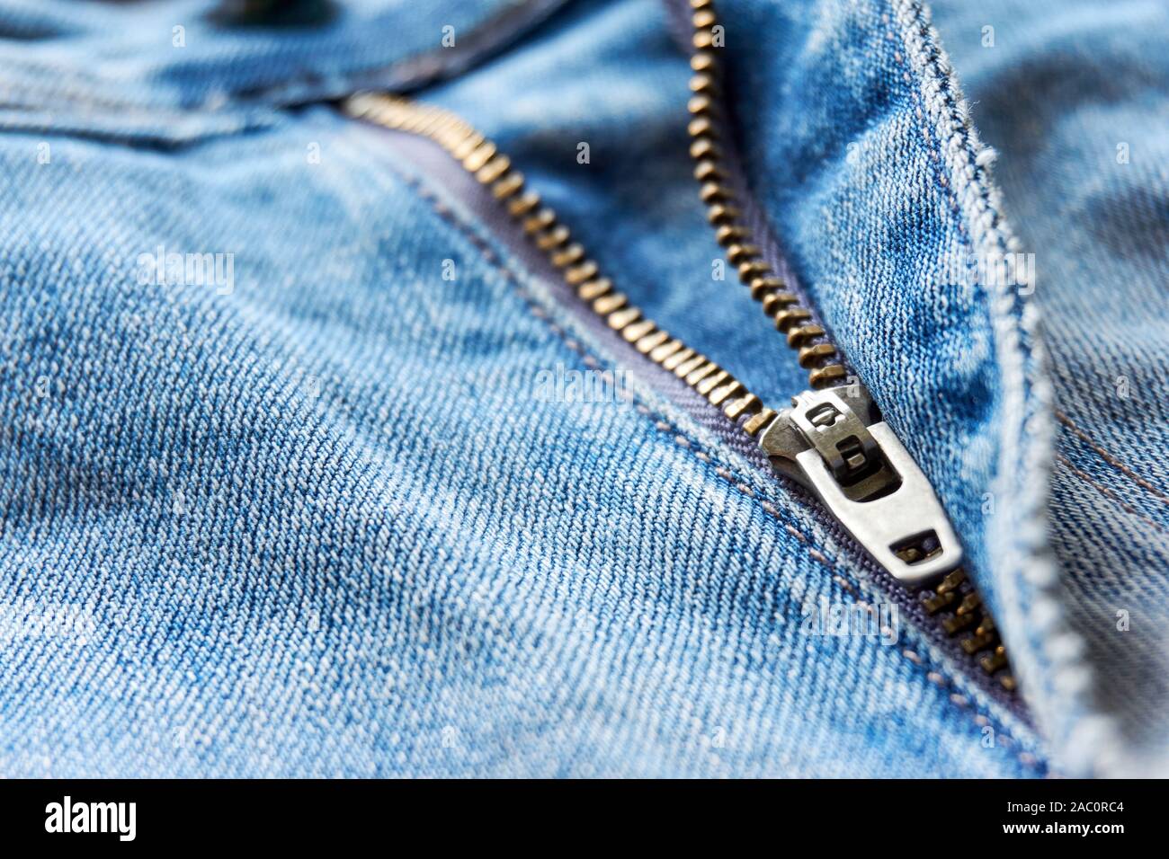 Close-up di jeans blu con cerniera in ottone Foto Stock