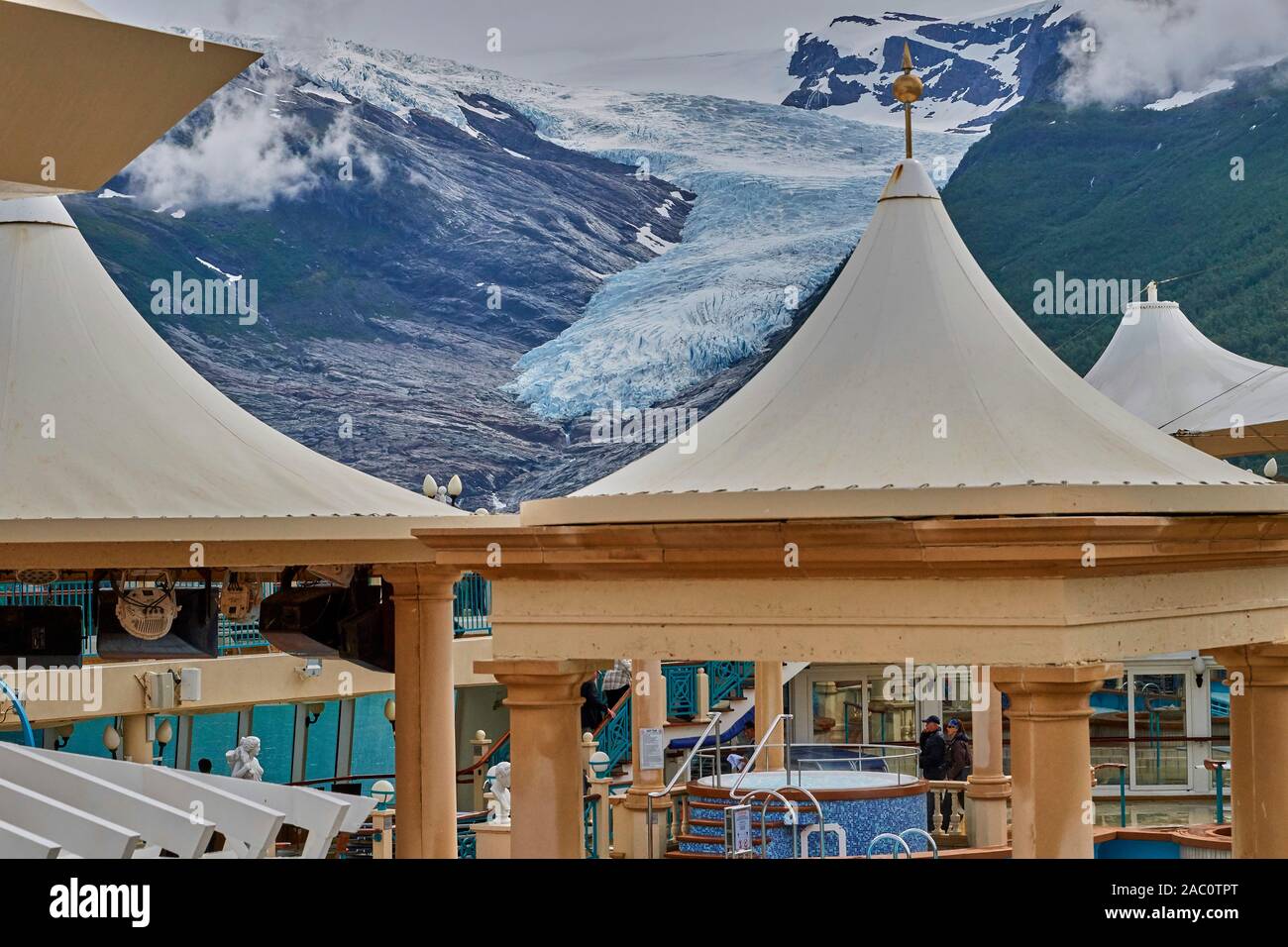 Il Ghiacciaio Svartisen presa sul bordo della norvegese Spirito nave da crociera per una crociera di Norvegia scalo in porti diversi ISO elevata Foto Stock