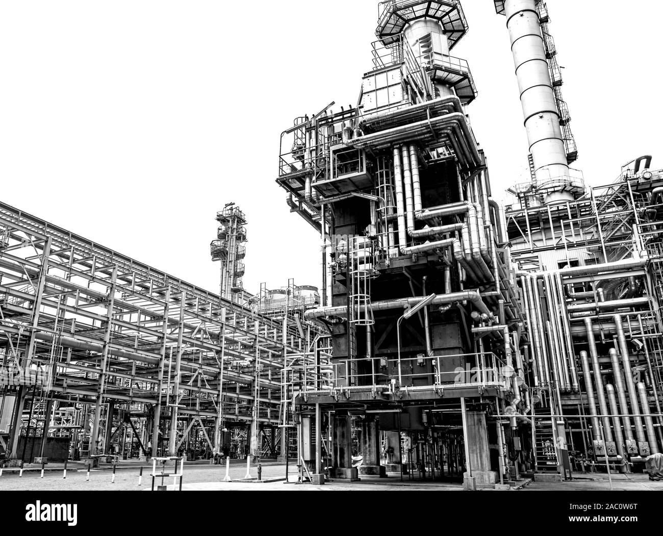 Industria petrolifera e del gas,fabbrica di raffineria,impianto petrolchimico area a sfondo bianco. Foto Stock