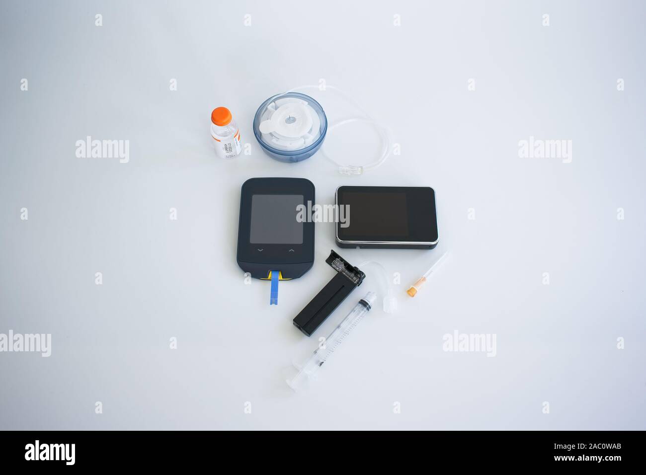 Pompa di insulina attrezzature e il livello di glucosio nel sangue tester Foto Stock