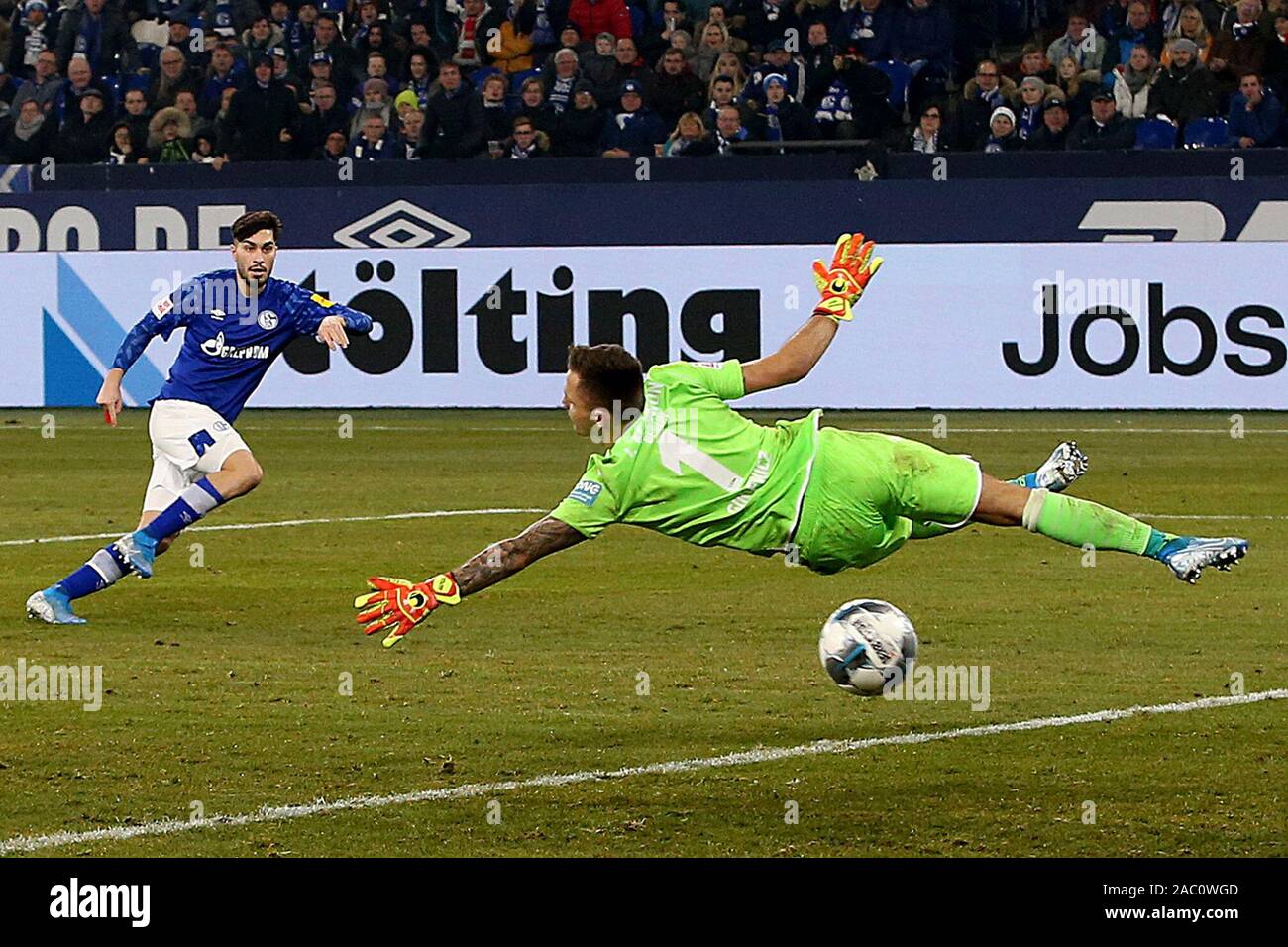 Gelsenkirchen (Germania). 29 Nov, 2019. Suat Serdar (L) di Schalke 04 spara al cliente durante un match della Bundesliga contro FC Union Berlin a Gelsenkirchen, Germania, nov. 29, 2019. Credito: Joachim Bywaletz/Xinhua/Alamy Live News Foto Stock