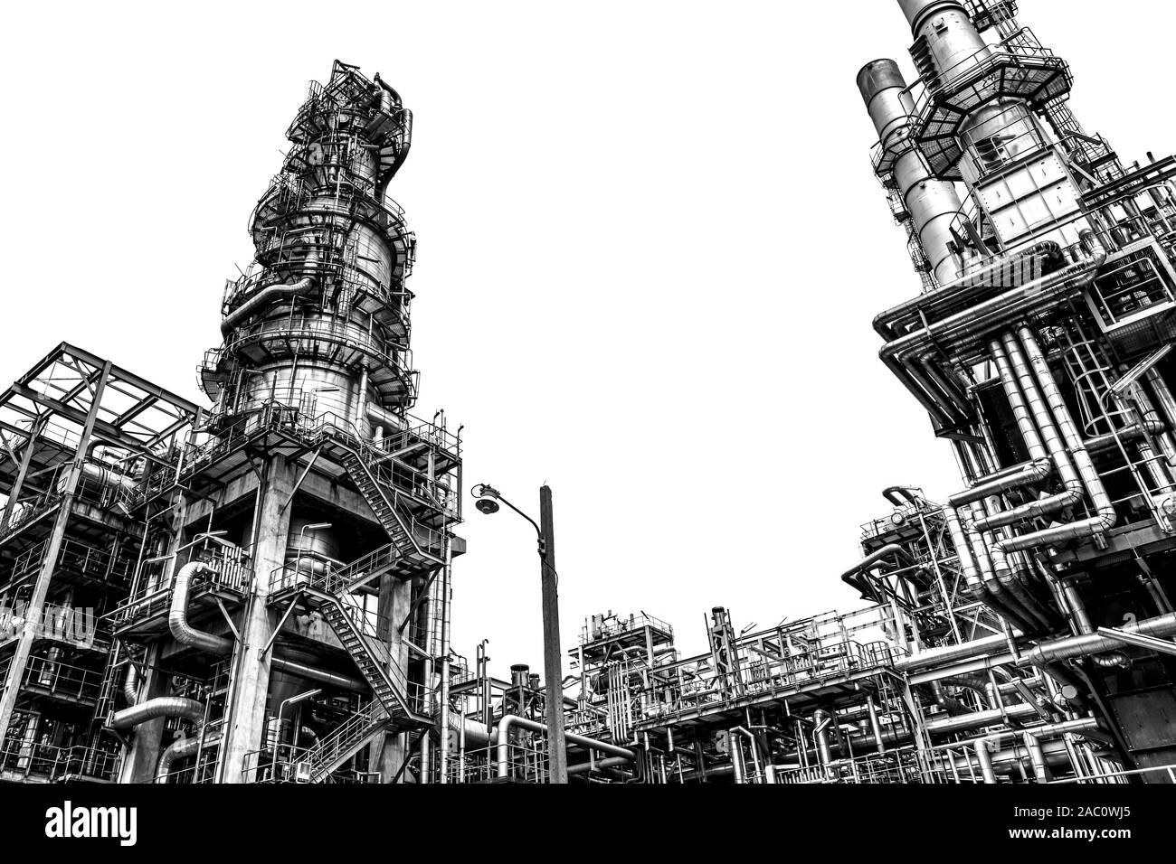 Industria petrolifera e del gas,fabbrica di raffineria,impianto petrolchimico area a sfondo bianco. Foto Stock