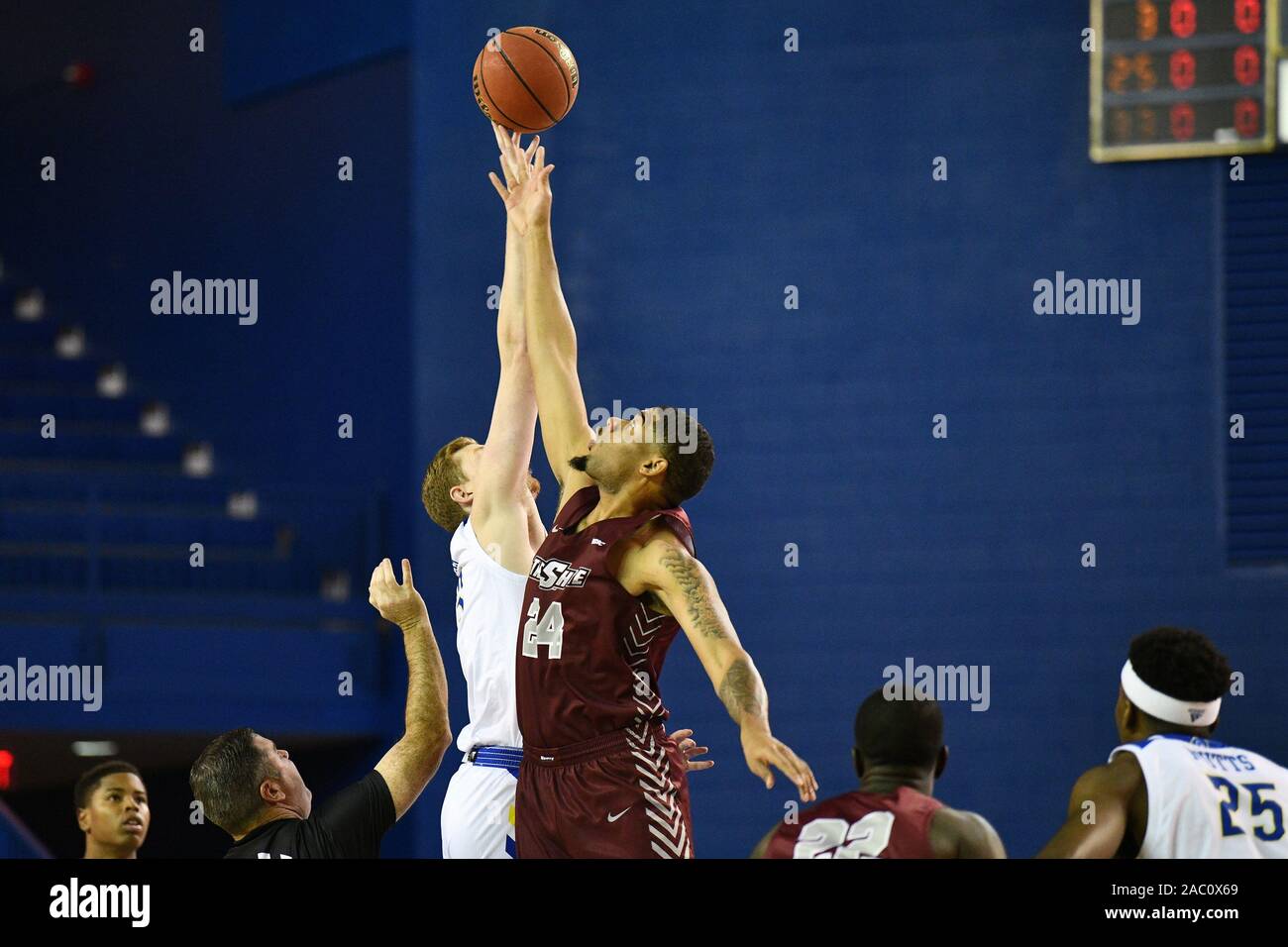 Newark, Delaware, Stati Uniti d'America. 29 Nov, 2019. Maryland-Eastern Shore Hawks avanti WALTER PREVOST (24) e di Delaware Fightin galline blu avanti COLLIN lordo (33) salta la punta di apertura durante il gioco del basket giocato al Bob Carpenter Center di Newark, DE. Il Blue galline portano i falchi 37-29 a halfime. Credito: Ken Inness/ZUMA filo/Alamy Live News Foto Stock