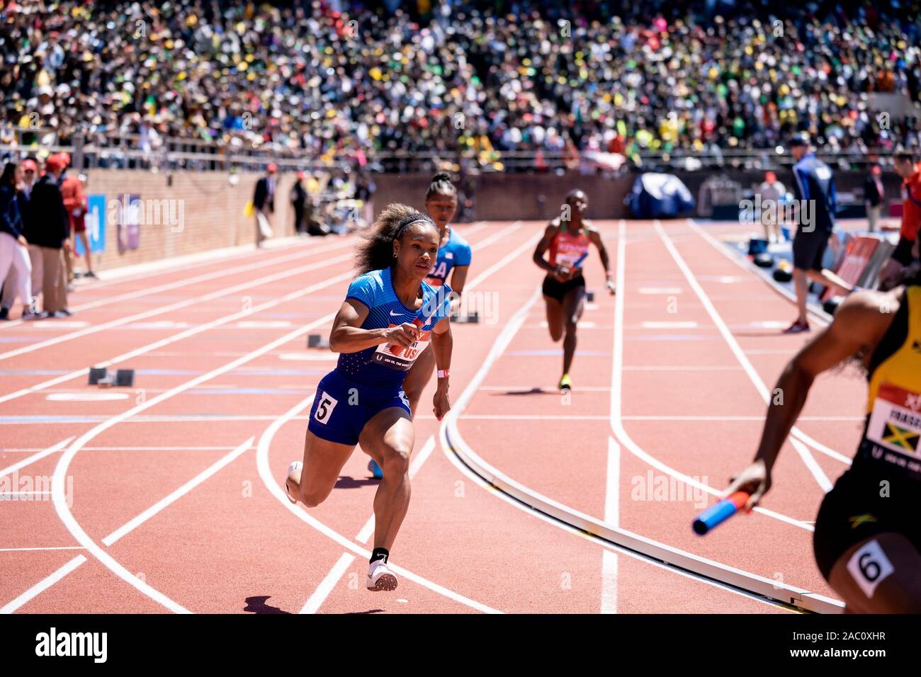 Dezerea Bryant (USA), in competizione USA vs il mondo le donne 4x100m a 2019 Penn relè . Foto Stock