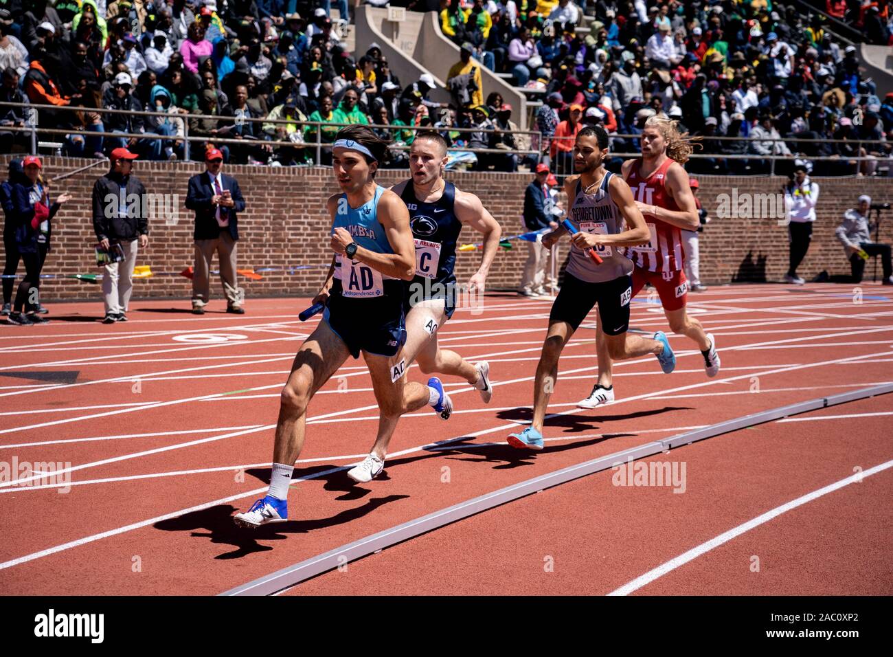 College uomini 4x800 Campionato di America Invitational corridori che si fanno concorrenza a livello 2019 Penn relè . Foto Stock