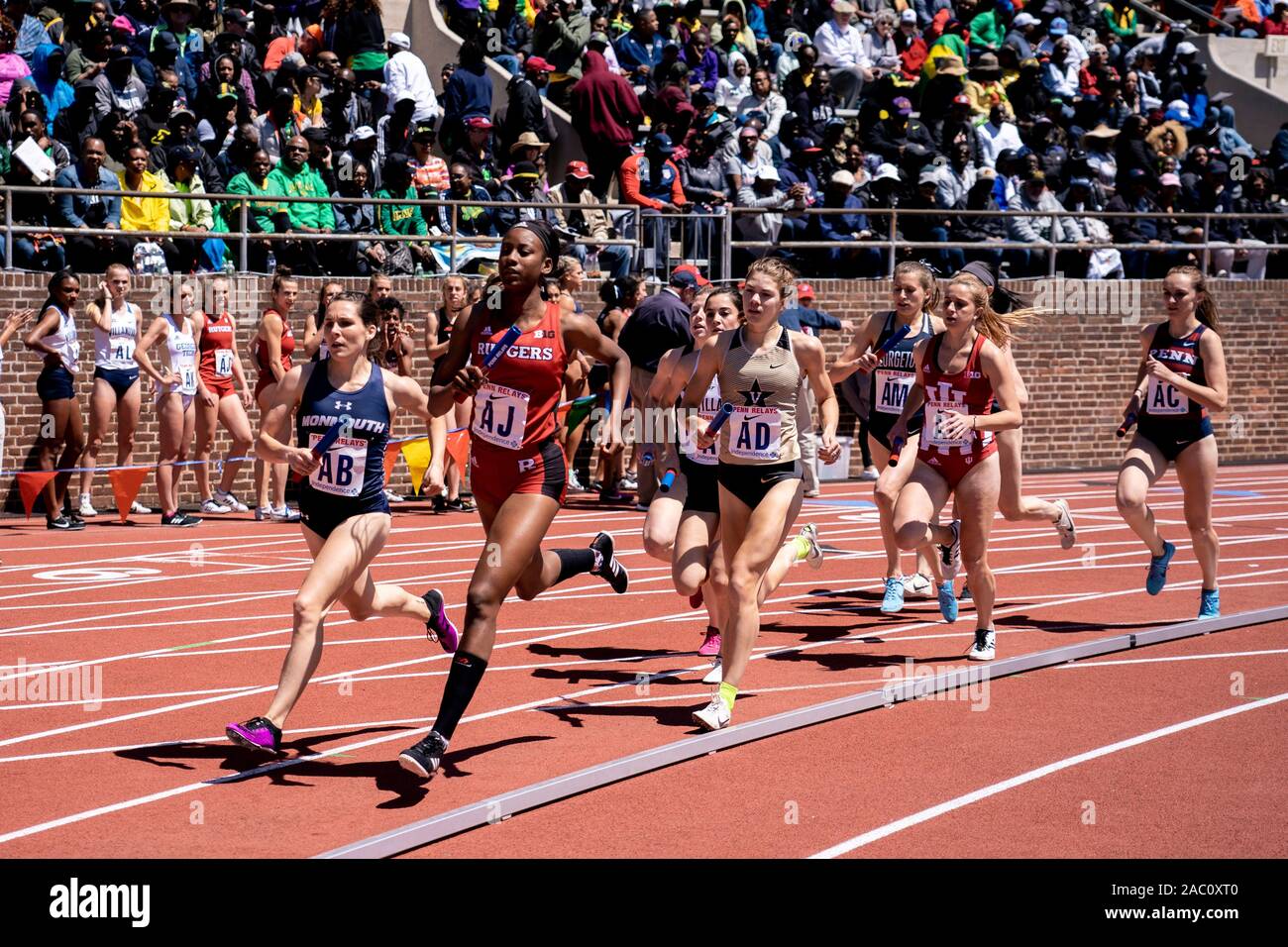 College di Donne 4x800 Campionato di America Invitational corridori che si fanno concorrenza a livello 2019 Penn relè . Foto Stock