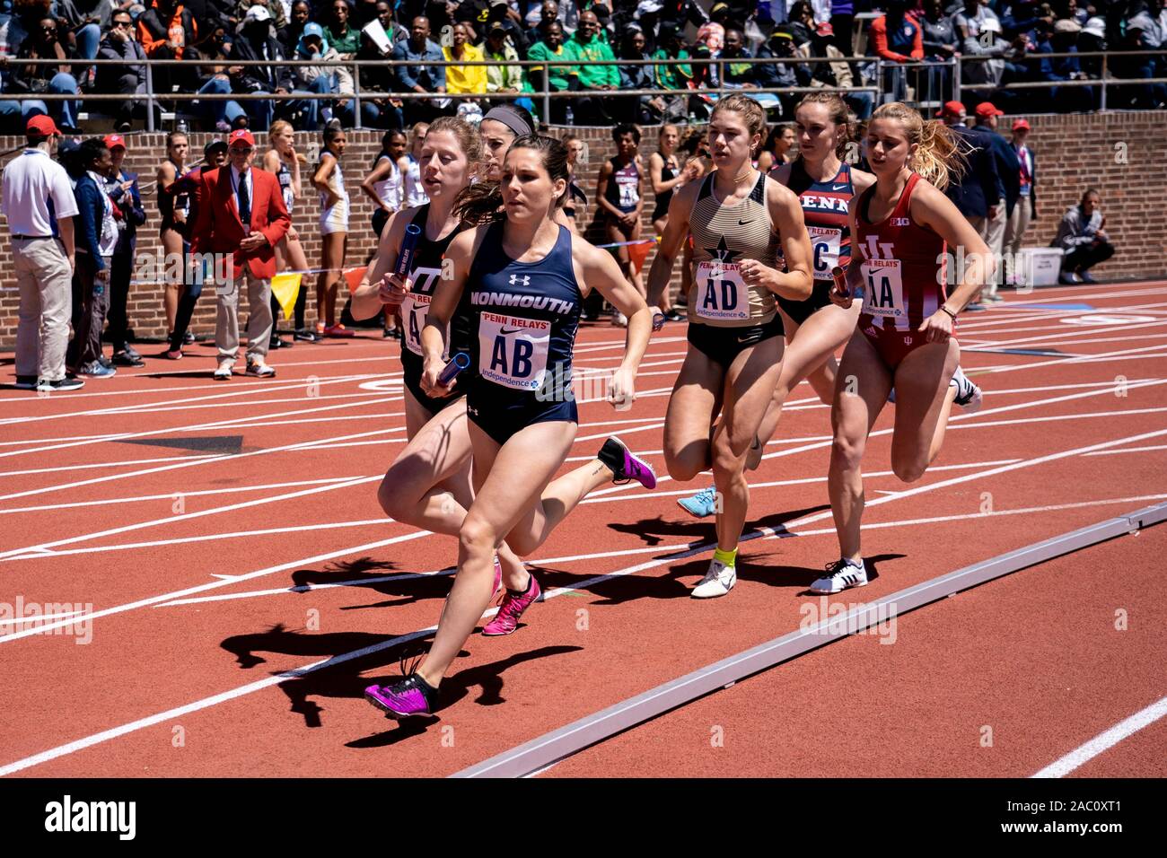 College di Donne 4x800 Campionato di America Invitational corridori che si fanno concorrenza a livello 2019 Penn relè . Foto Stock
