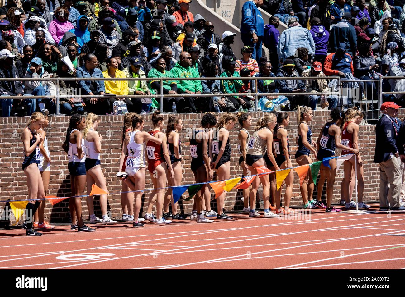College di Donne 4x800 Campionato di America Invitational corridori che si fanno concorrenza a livello 2019 Penn relè . Foto Stock