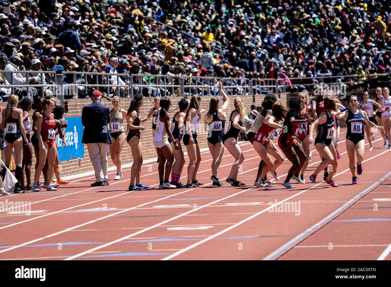 College di Donne 4x800 Campionato di America Invitational corridori che si fanno concorrenza a livello 2019 Penn relè . Foto Stock