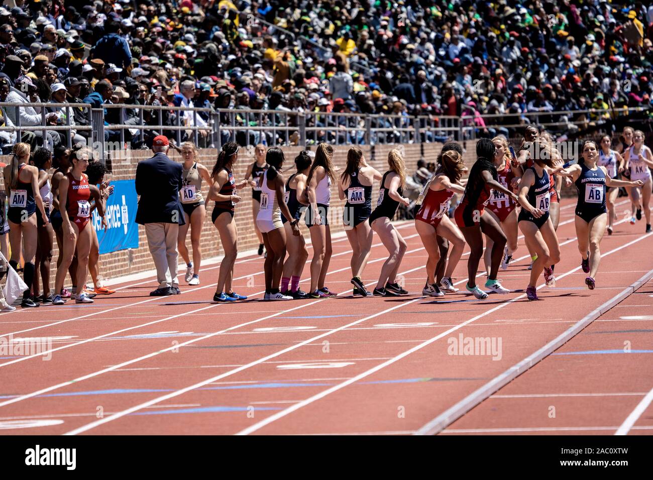 College di Donne 4x800 Campionato di America Invitational corridori che si fanno concorrenza a livello 2019 Penn relè . Foto Stock