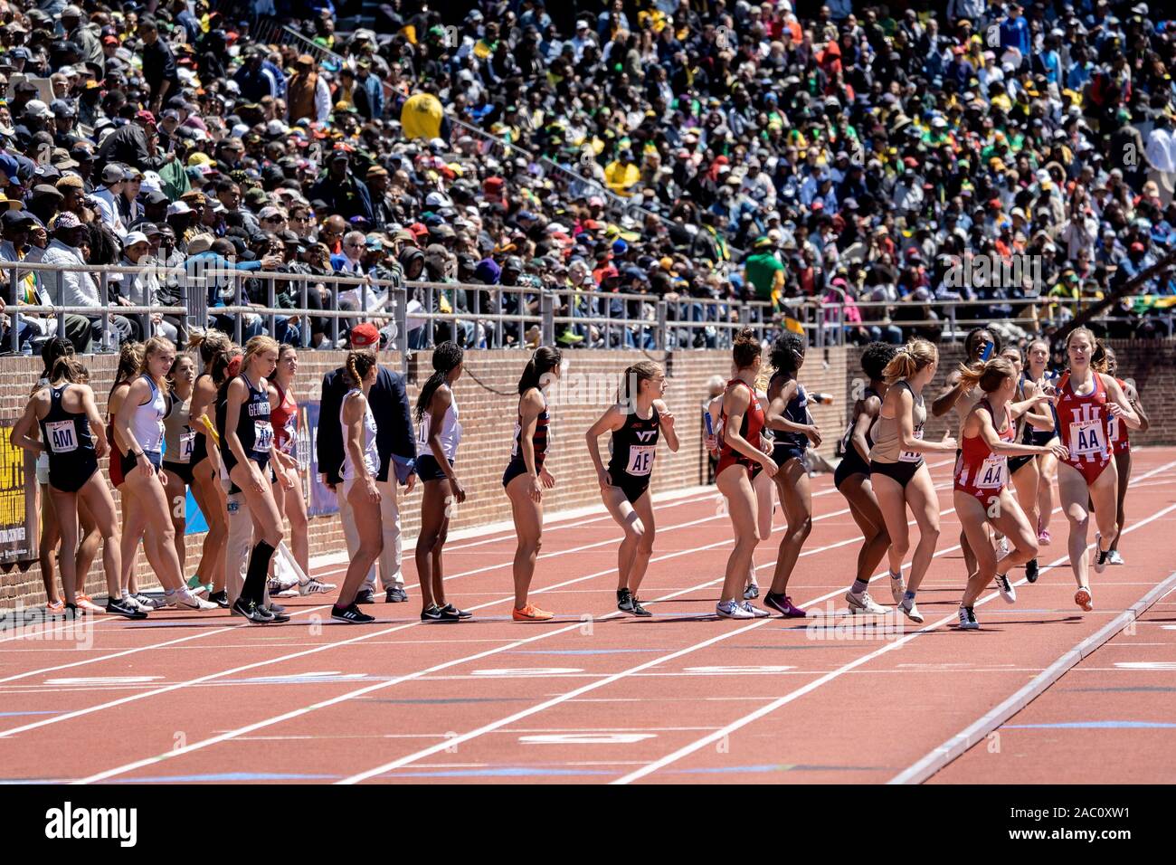 College di Donne 4x800 Campionato di America Invitational corridori che si fanno concorrenza a livello 2019 Penn relè . Foto Stock