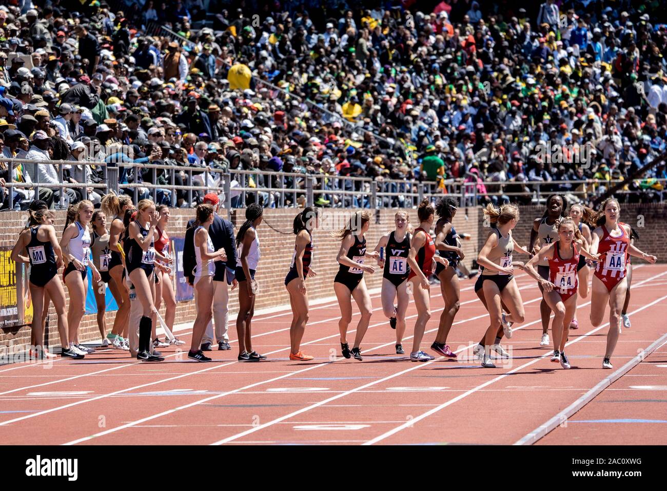 College di Donne 4x800 Campionato di America Invitational corridori che si fanno concorrenza a livello 2019 Penn relè . Foto Stock