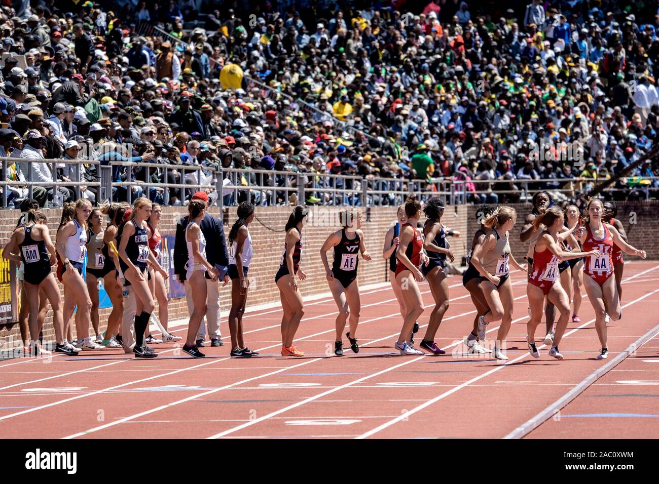 College di Donne 4x800 Campionato di America Invitational corridori che si fanno concorrenza a livello 2019 Penn relè . Foto Stock