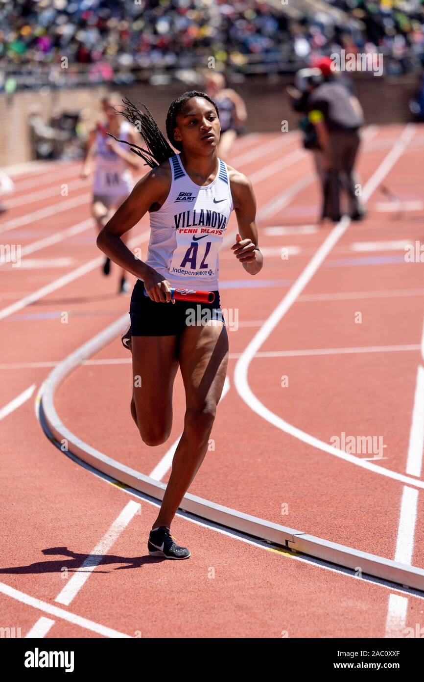 College di Donne 4x800 Campionato di America Invitational corridori che si fanno concorrenza a livello 2019 Penn relè . Foto Stock
