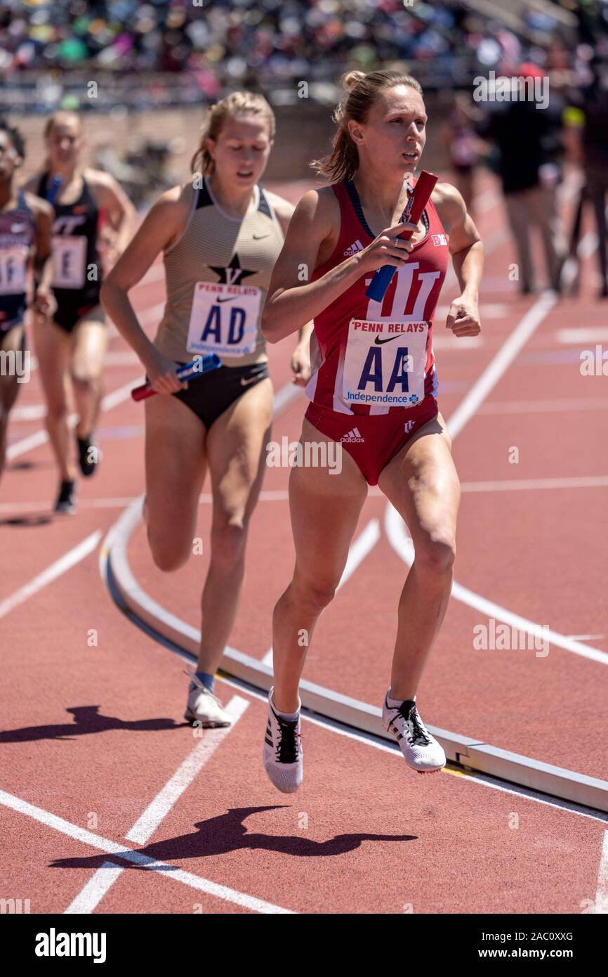 College di Donne 4x800 Campionato di America Invitational corridori che si fanno concorrenza a livello 2019 Penn relè . Foto Stock